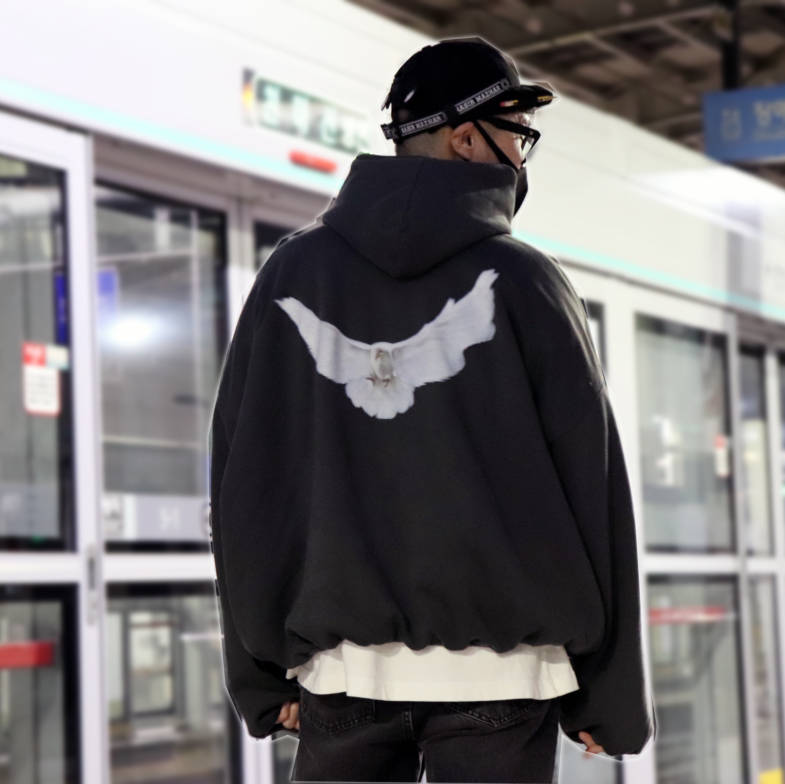 Yeezy Gap Engineered By Balenciaga Dove Hoodie Black 착용 스타일 - 1
