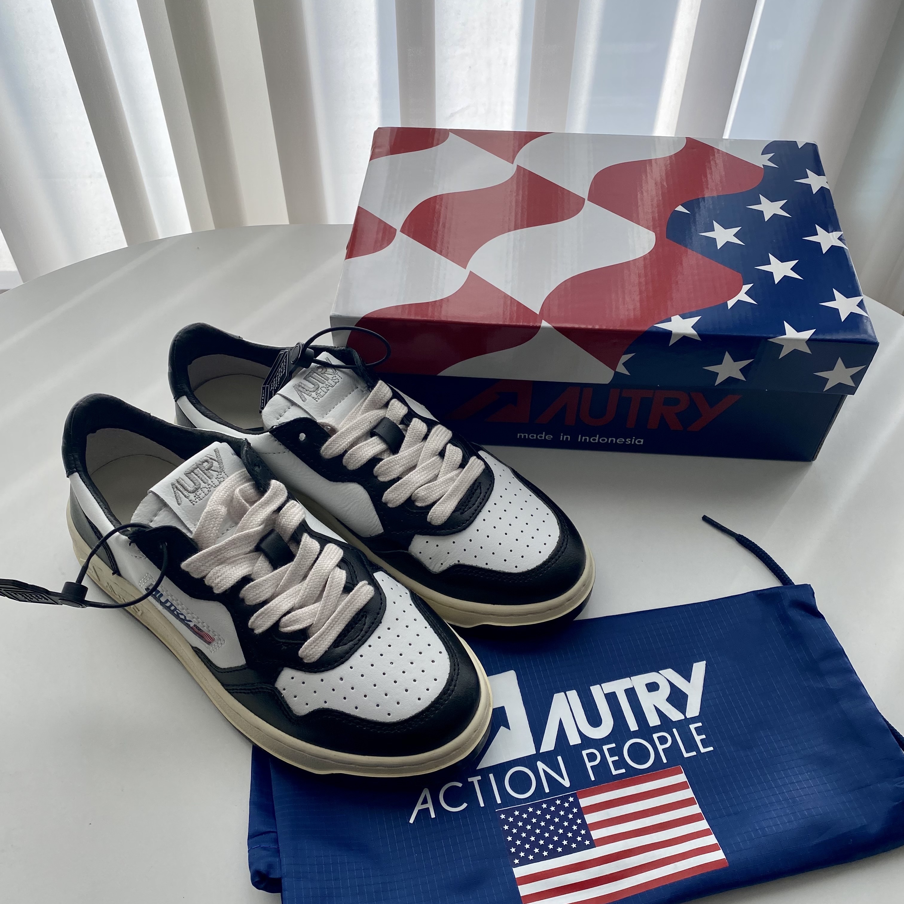 (W) Autry Medalist Low Leather Sneakers Black White 착용 스타일
