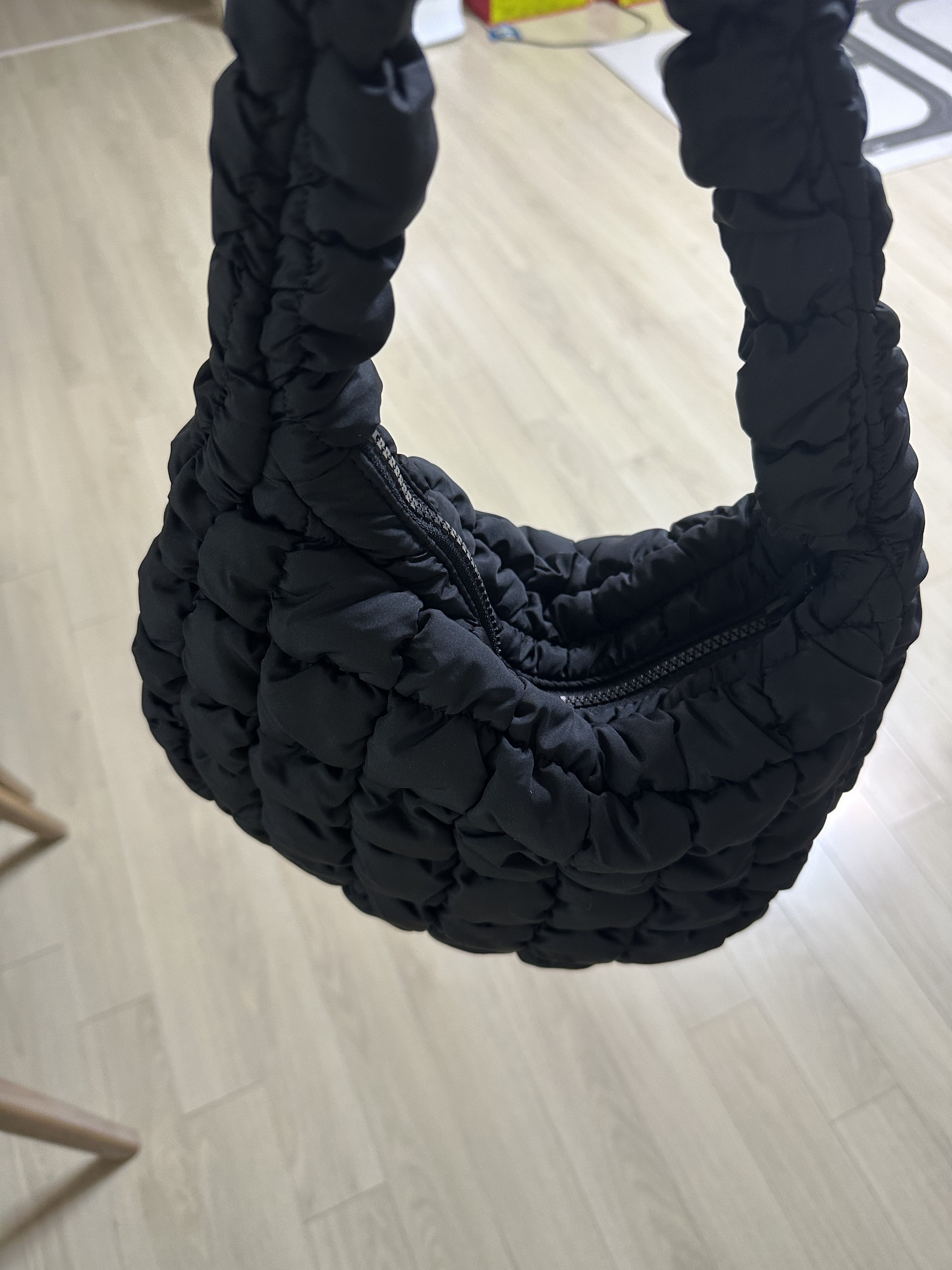 COS Quilted Mini Bag Black 착용 스타일 - 2