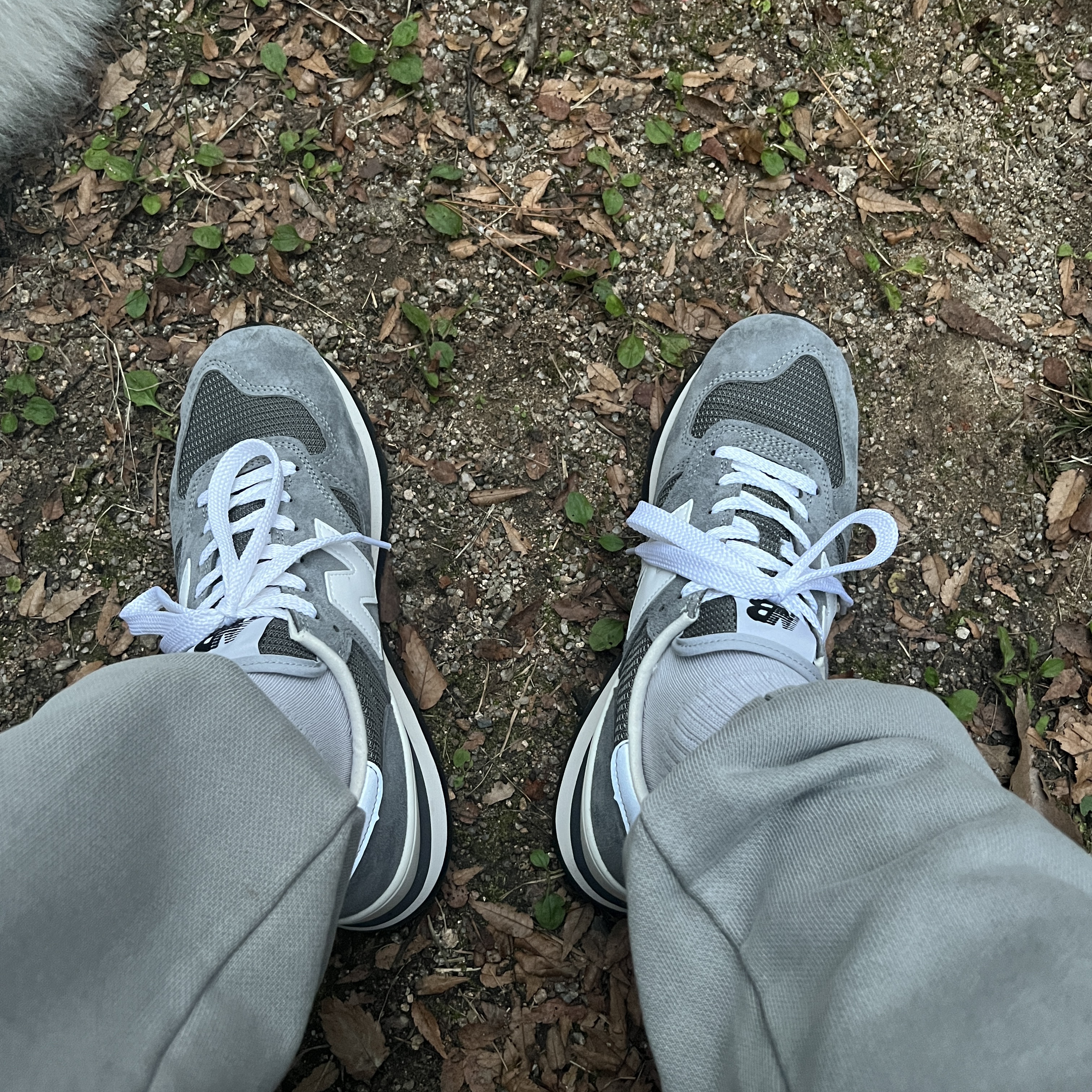 New Balance 990v1 Made in USA Grey White 착용 스타일 - 1