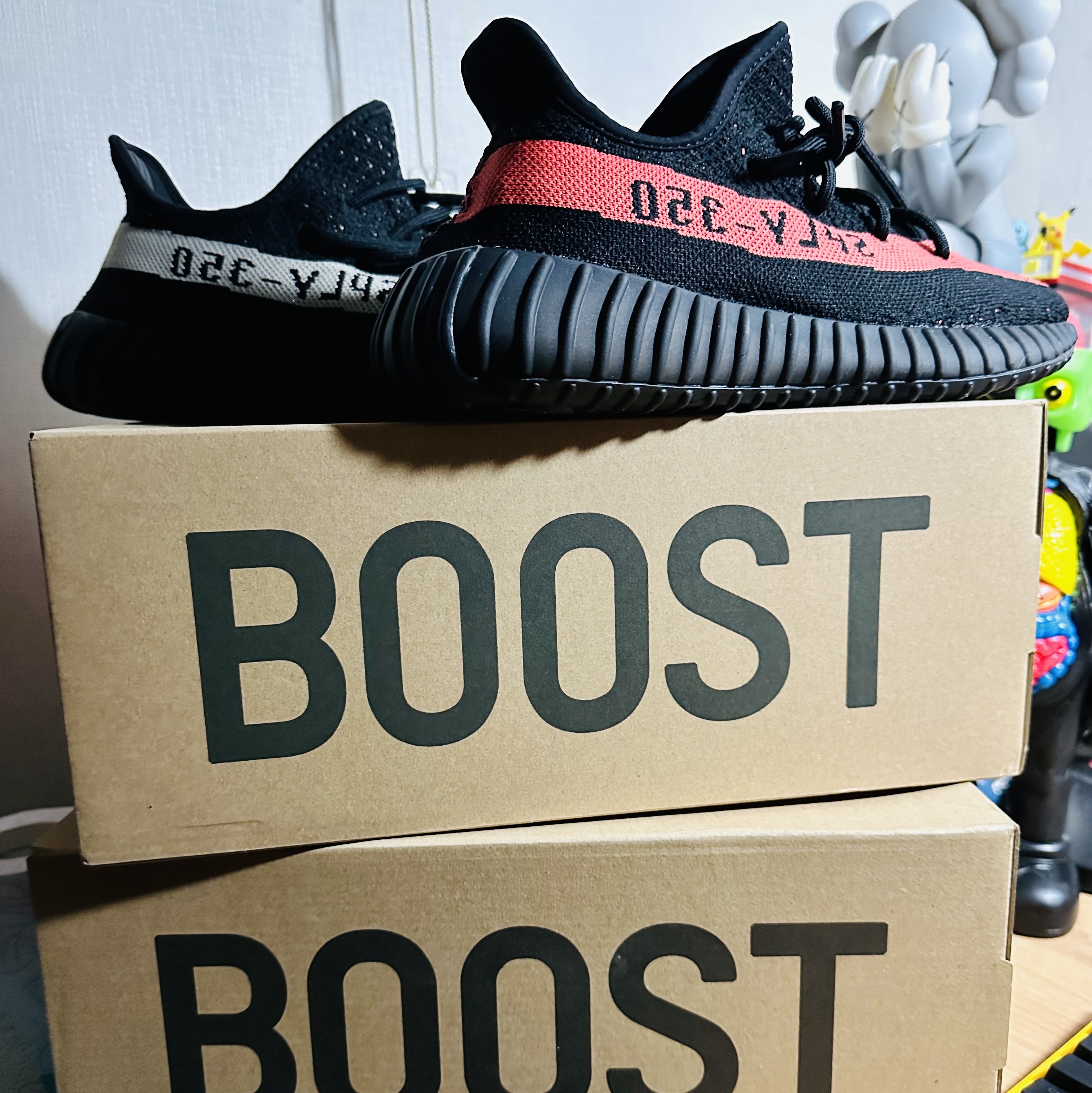Adidas Yeezy Boost 350 V2 Core Black Red 2022/2023, Adidas Yeezy Boost 350 V2 Core Black White 2022 착용 스타일 - 5