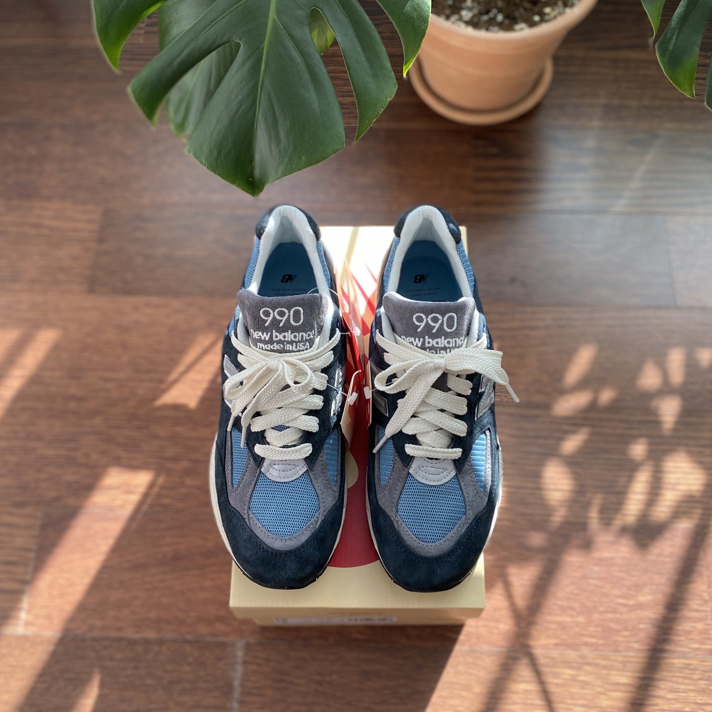 New Balance 990v2 Made in USA Navy Castlerock 착용 스타일 - 1