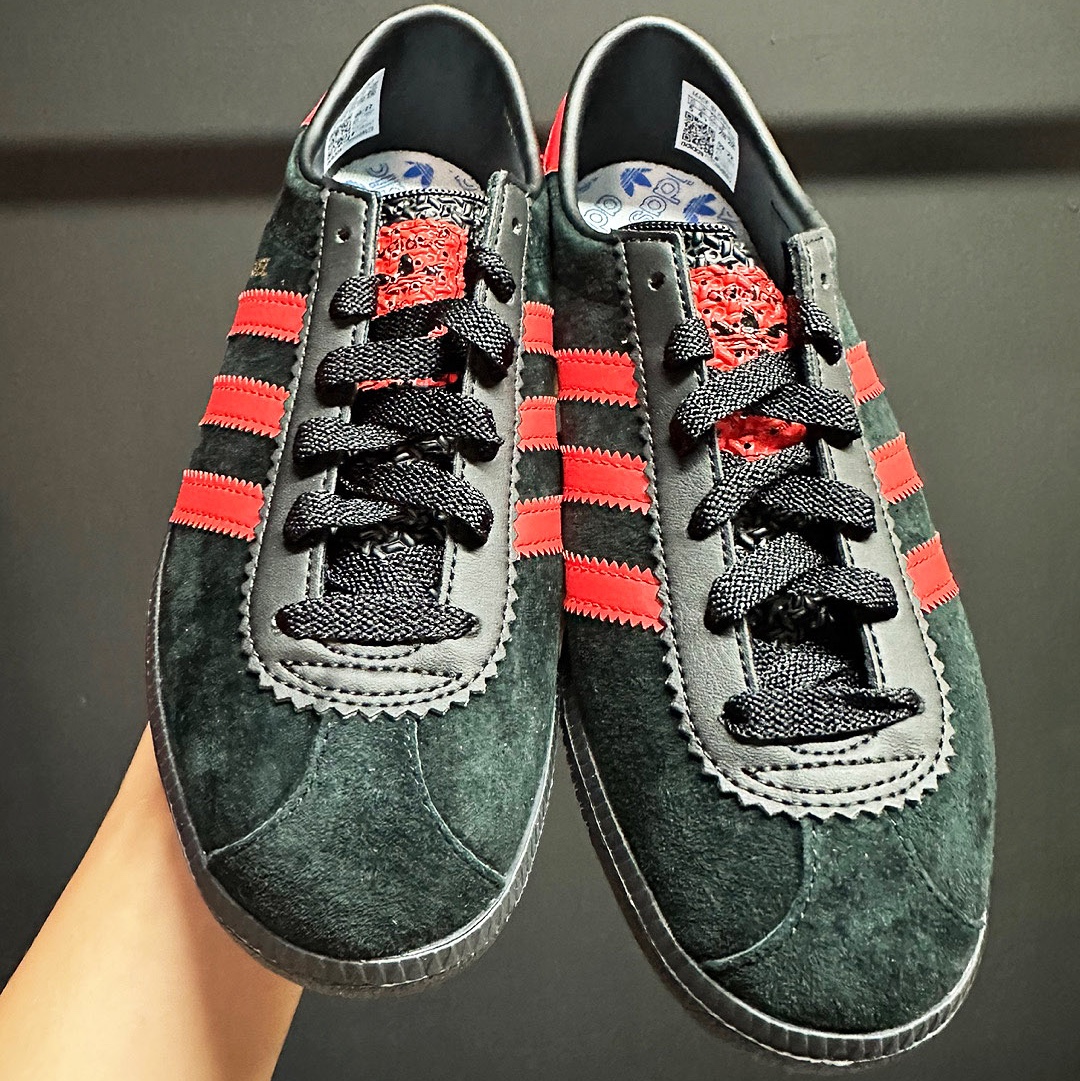 Adidas Brussels Core Black Bright Red 착용 스타일