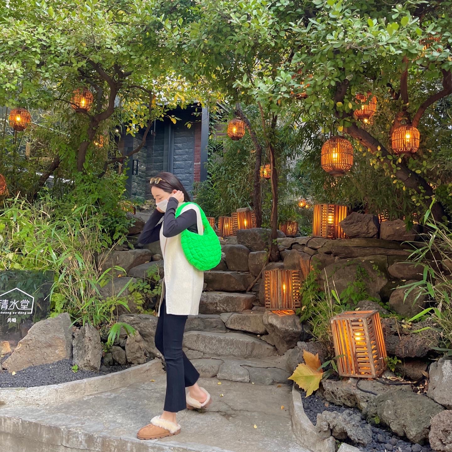 COS Quilted Mini Bag Bright Green 착용 스타일