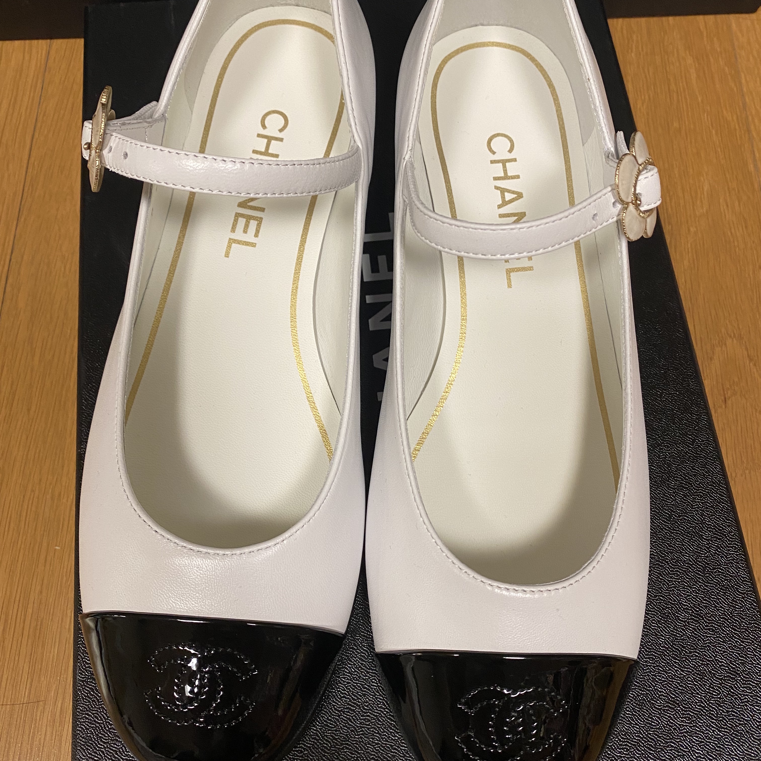 (W) Chanel Mary Jane Lambskin Patent Calfskin & White Black 착용 스타일 - 2