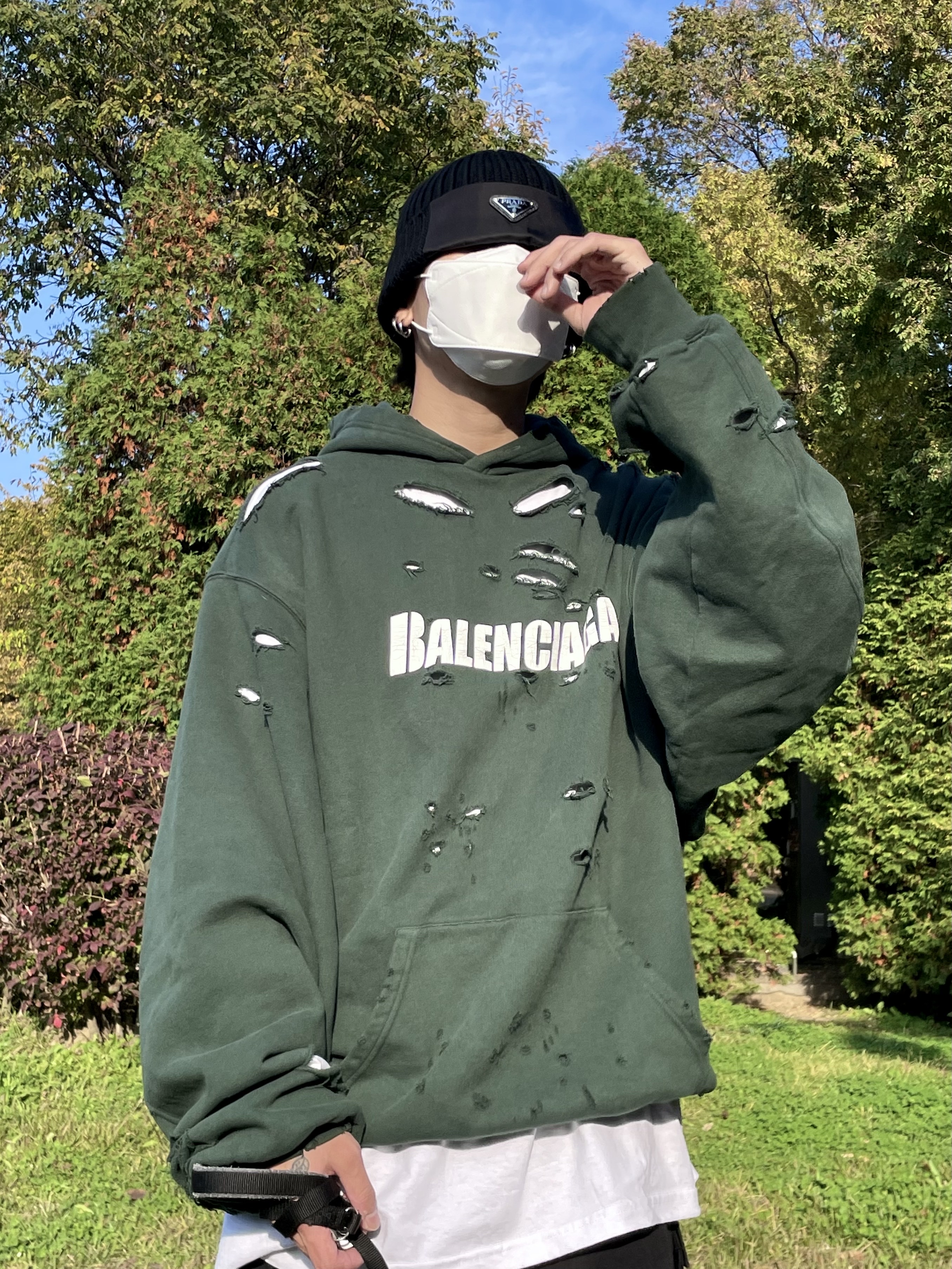 Balenciaga Destroyed Hoodie Black White, Prada Re-Nylon Gabardine and Wool Beanie Black 착용 스타일 - 1