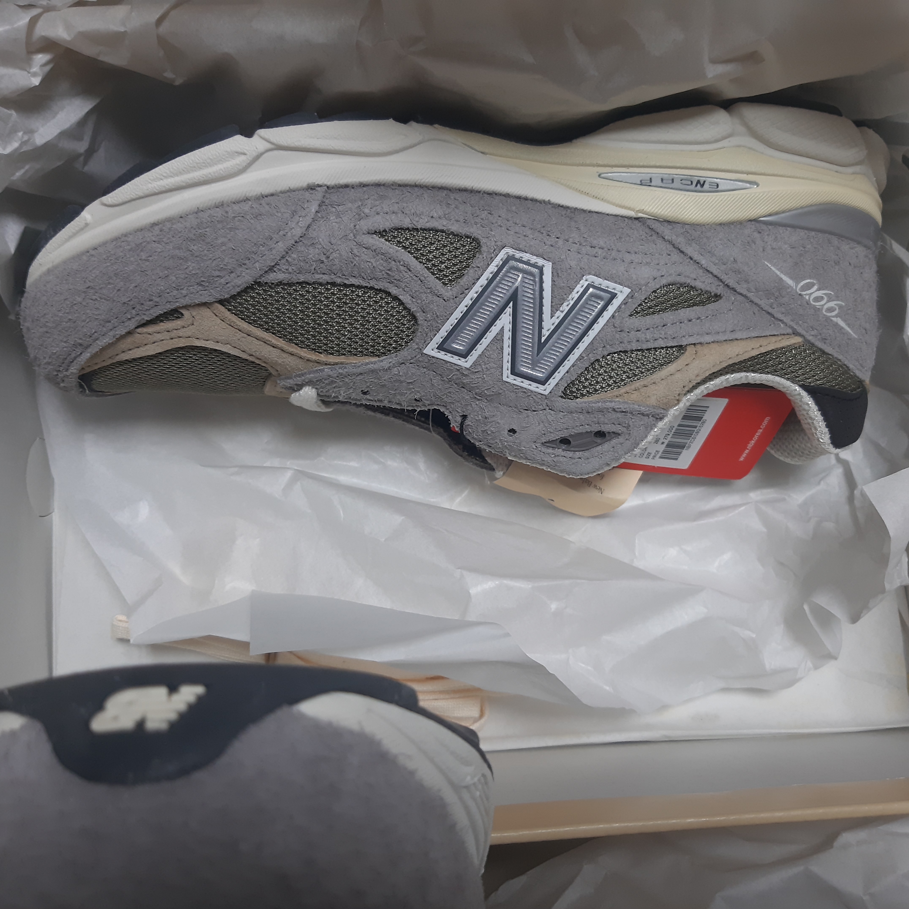 New Balance 990v3 Made in USA Marblehead Incense 착용 스타일 - 1