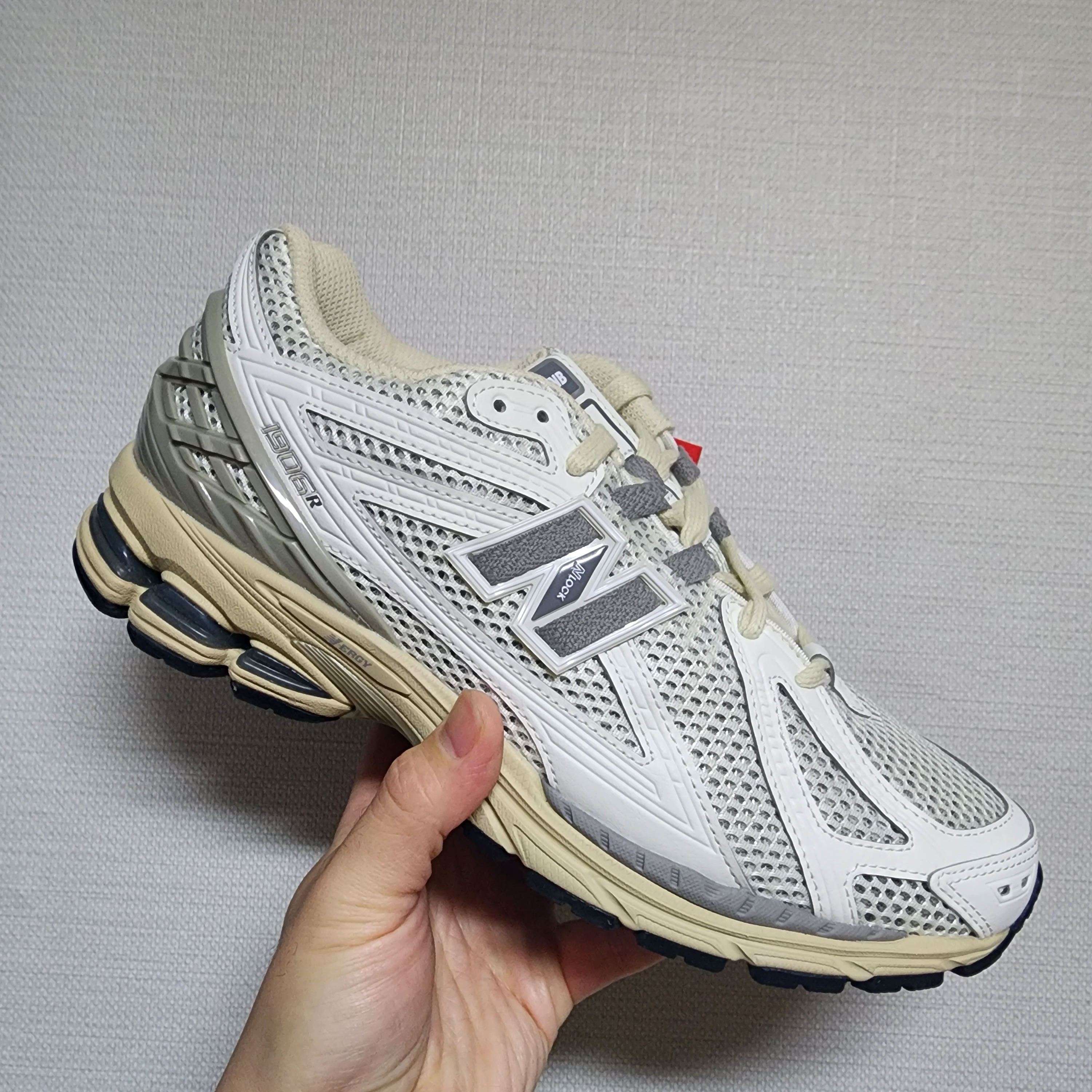New Balance 1906R White Gray 착용 스타일 - 2