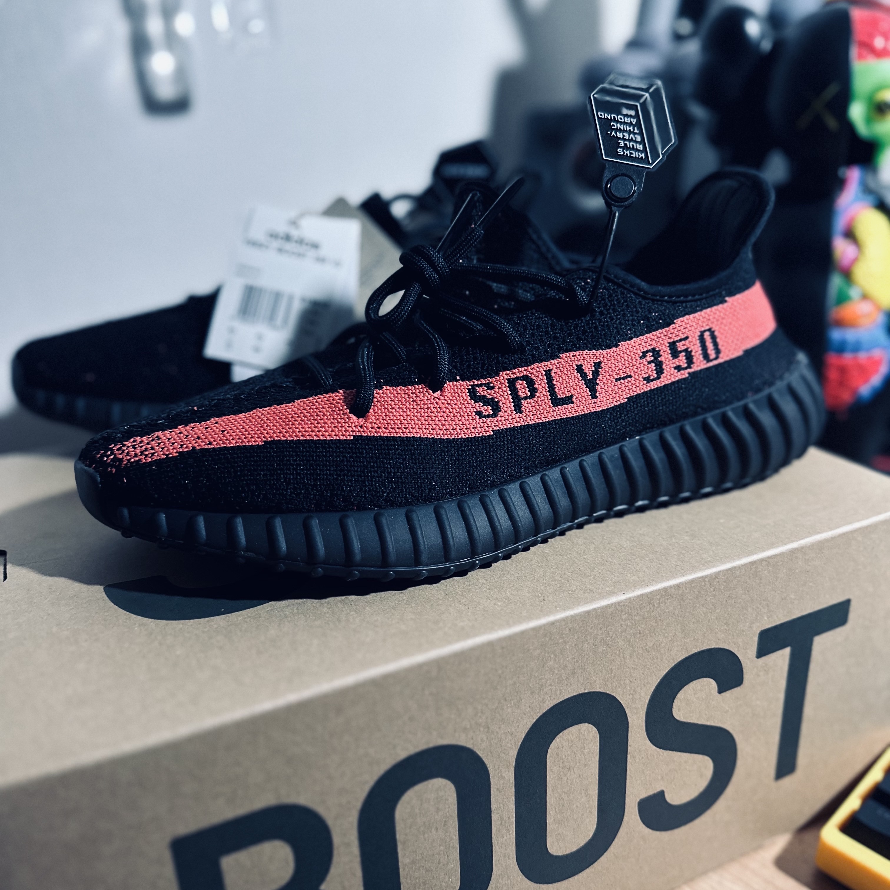 Adidas Yeezy Boost 350 V2 Core Black Red 2022/2023, Adidas Yeezy Boost 350 V2 Core Black White 2022 착용 스타일 - 3