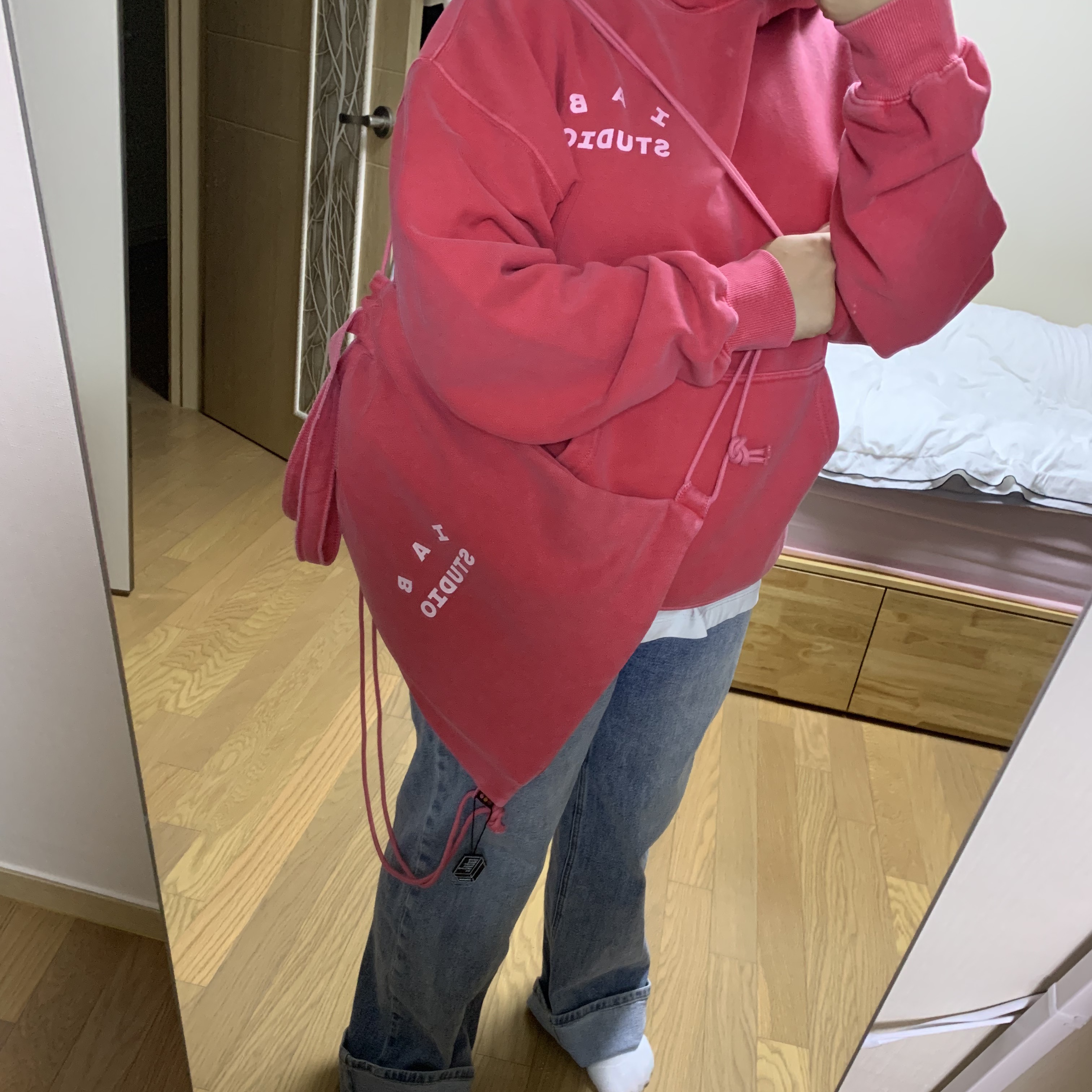IAB Studio Pigment Hoodie & Sack Coral 착용 스타일 - 3