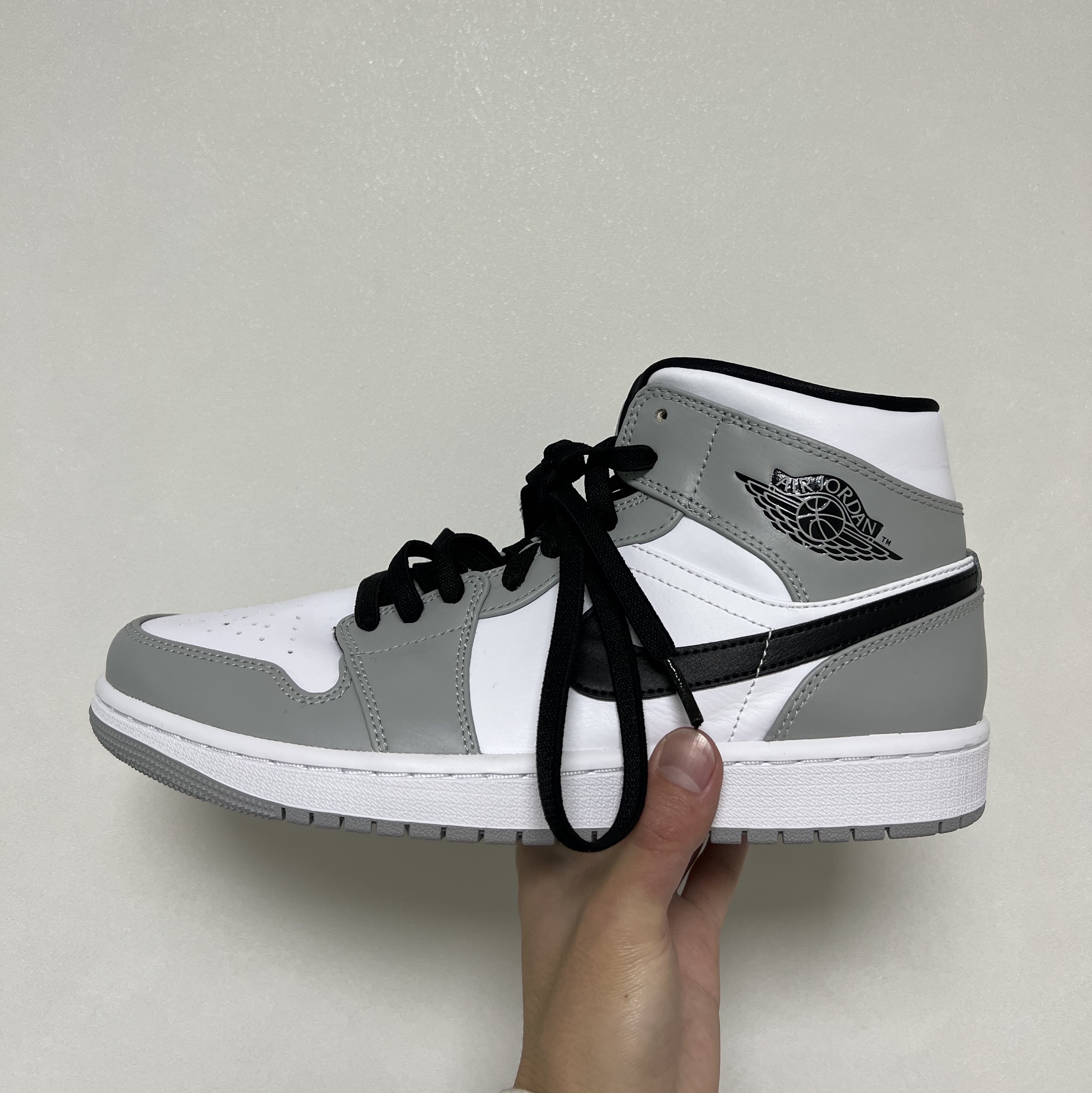 Jordan 1 Mid Light Smoke Grey, Jordan 1 Retro High OG University Blue 착용 스타일 - 1