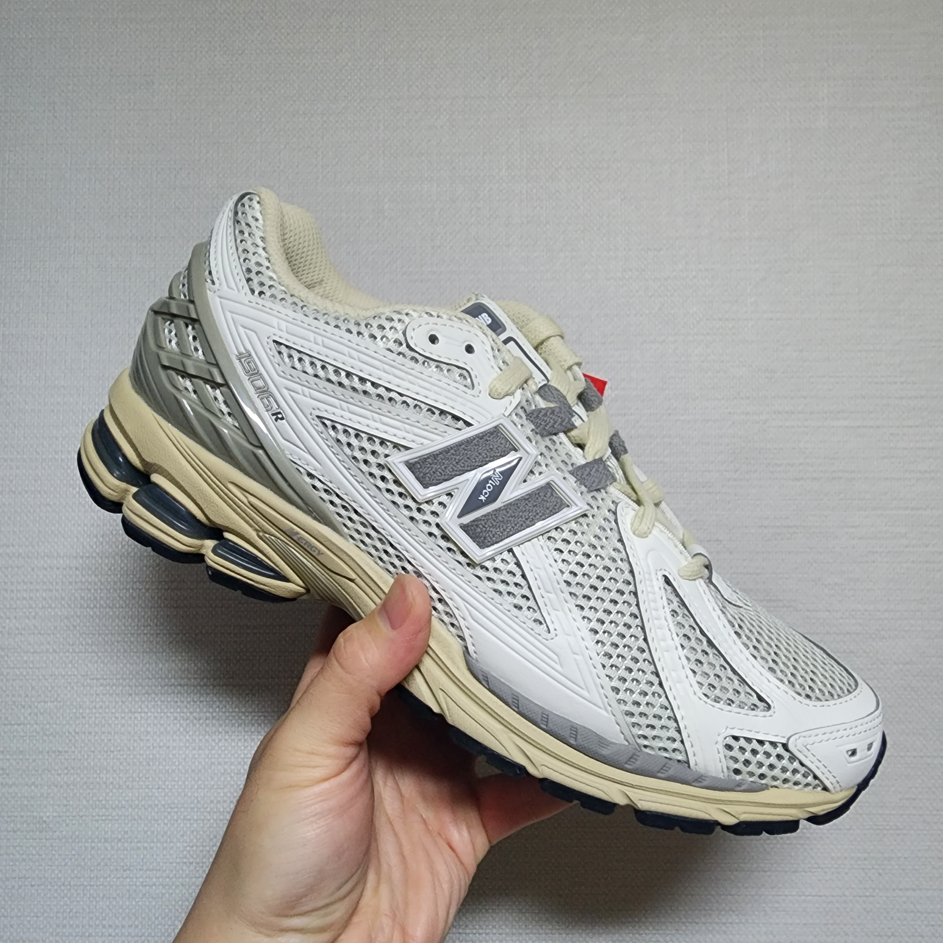 New Balance 1906R White Gray 착용 스타일 - 1