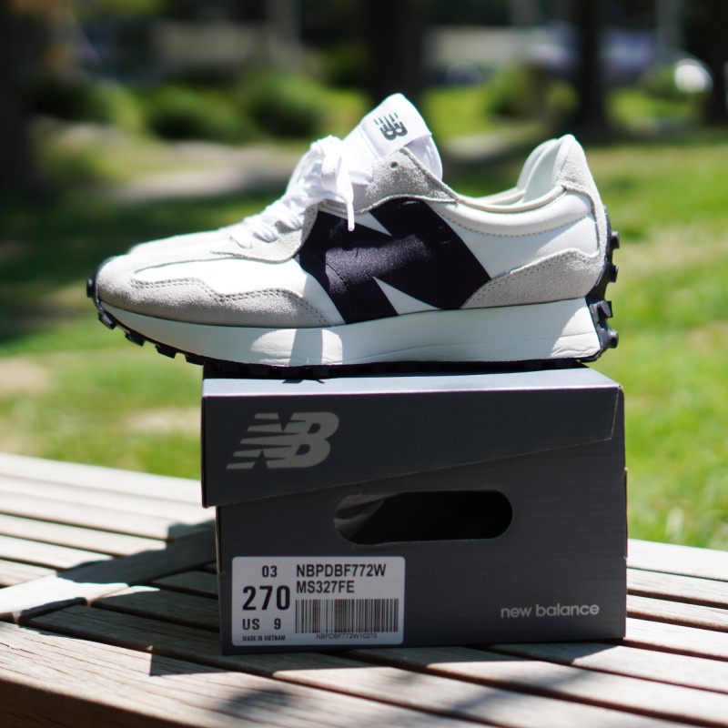 New Balance 327 White Black 착용 스타일 - 4