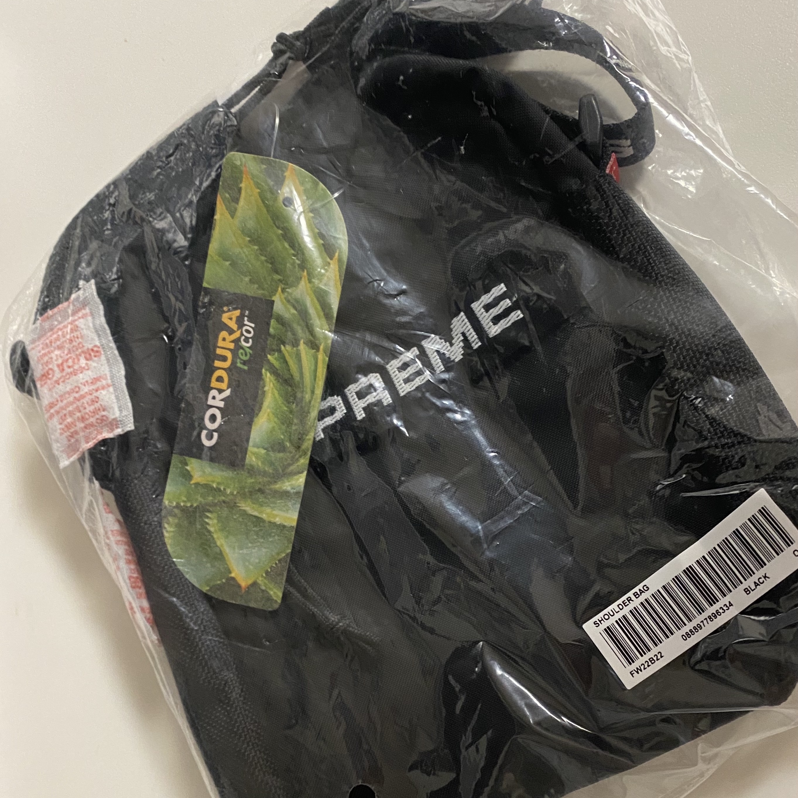 Supreme Shoulder Bag Black - 22FW, Supreme Small Waist Bag Black - 22FW 착용 스타일 - 1