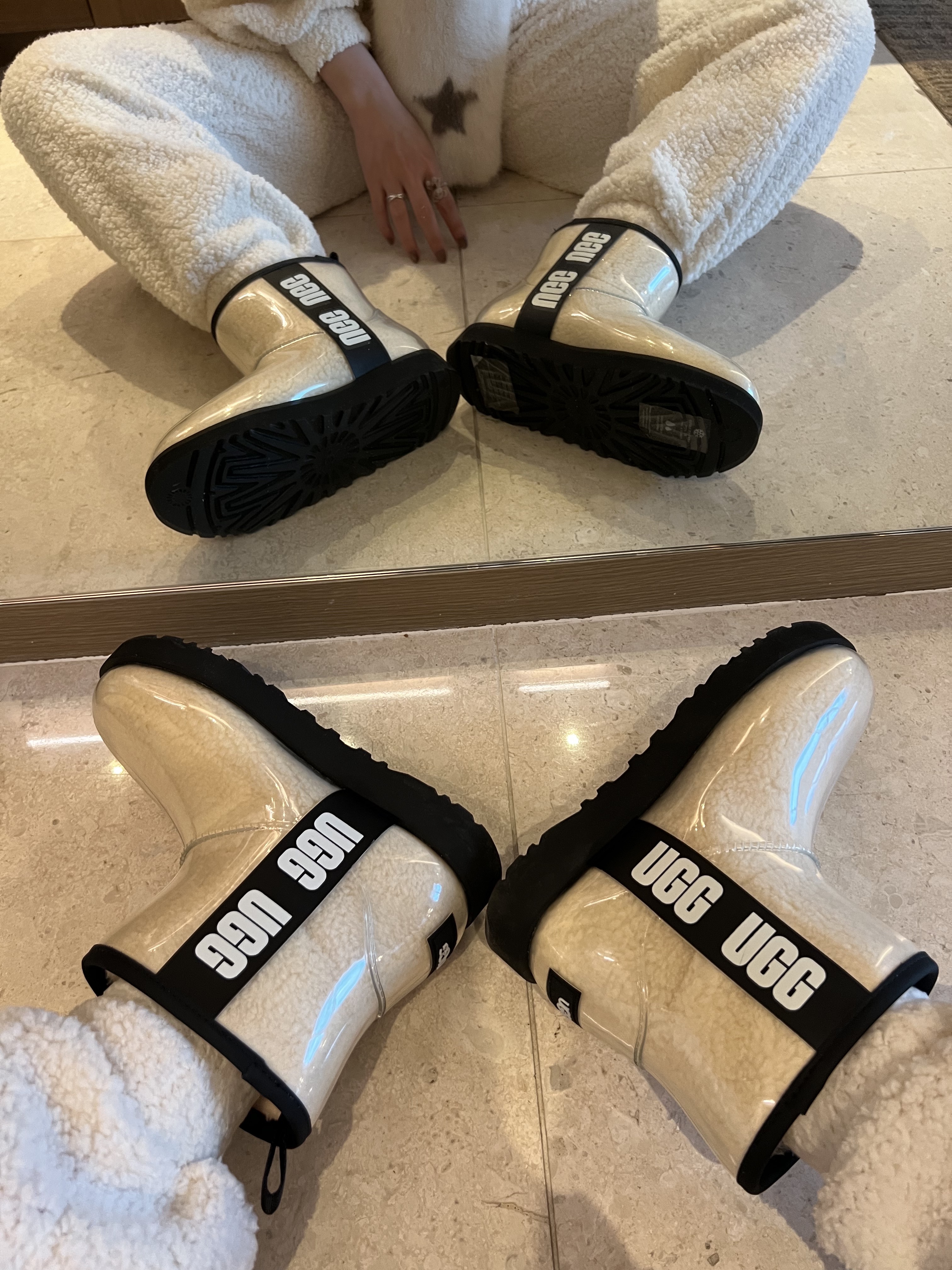 (W) UGG Classic Clear Mini Boots Natural Black 착용 스타일 - 2