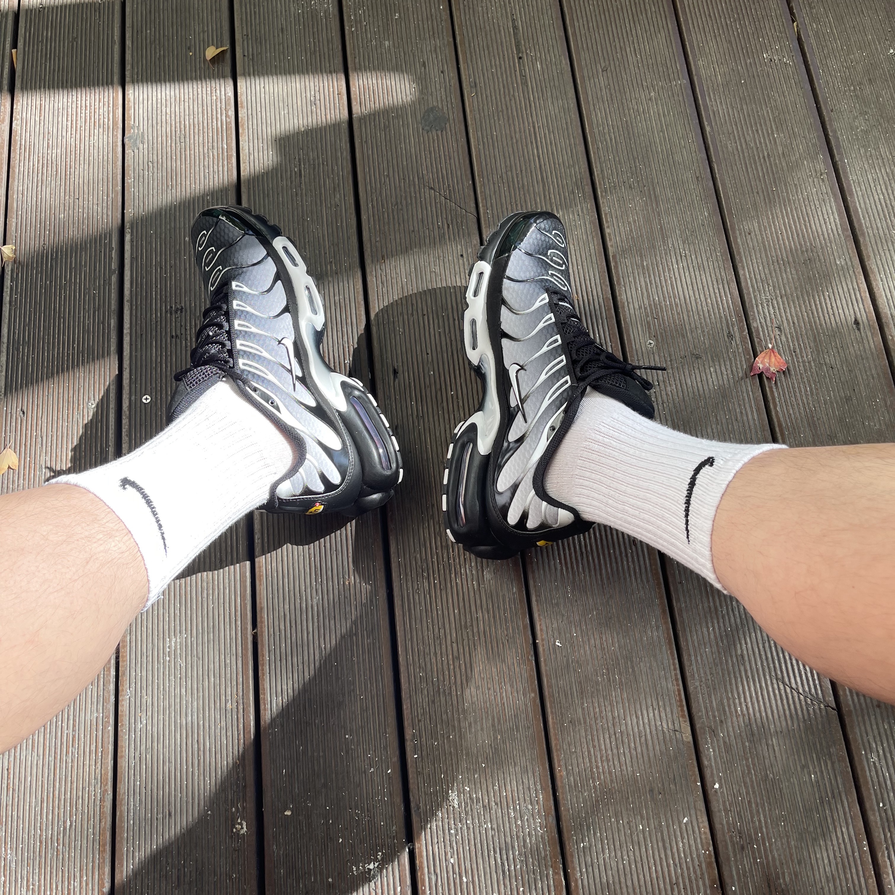Nike Air Max Plus Black Metallic Silver 착용 스타일 - 2