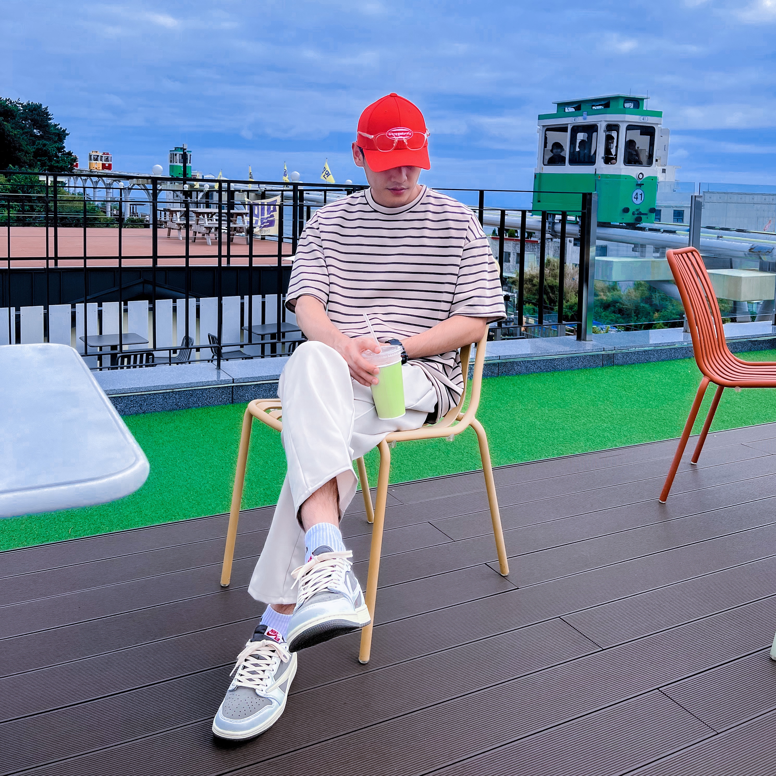 Jordan 1 x Travis Scott Retro Low OG SP Sail and Ridgerock 착용 스타일