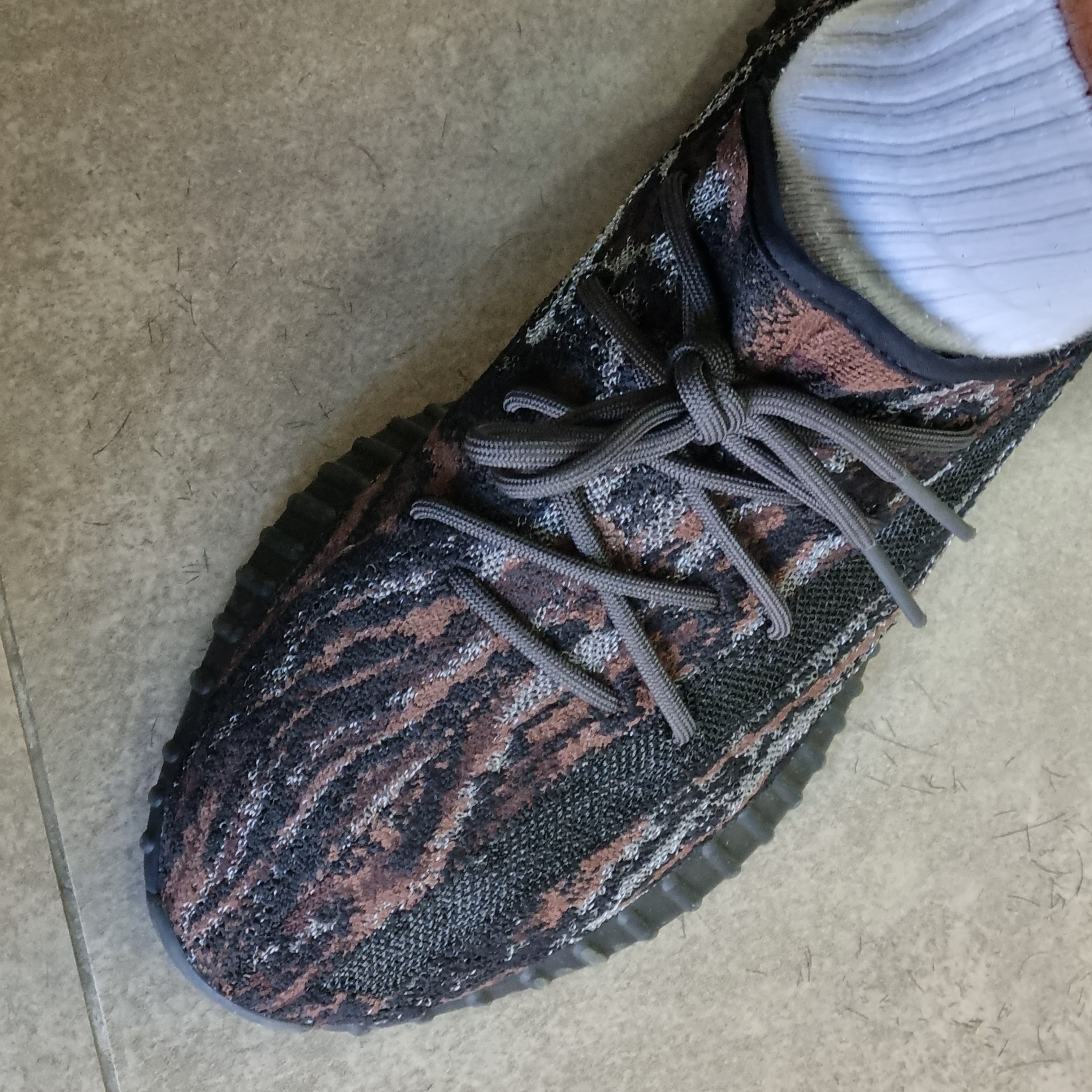 Adidas Yeezy Boost 350 V2 MX Rock 착용 스타일 - 2