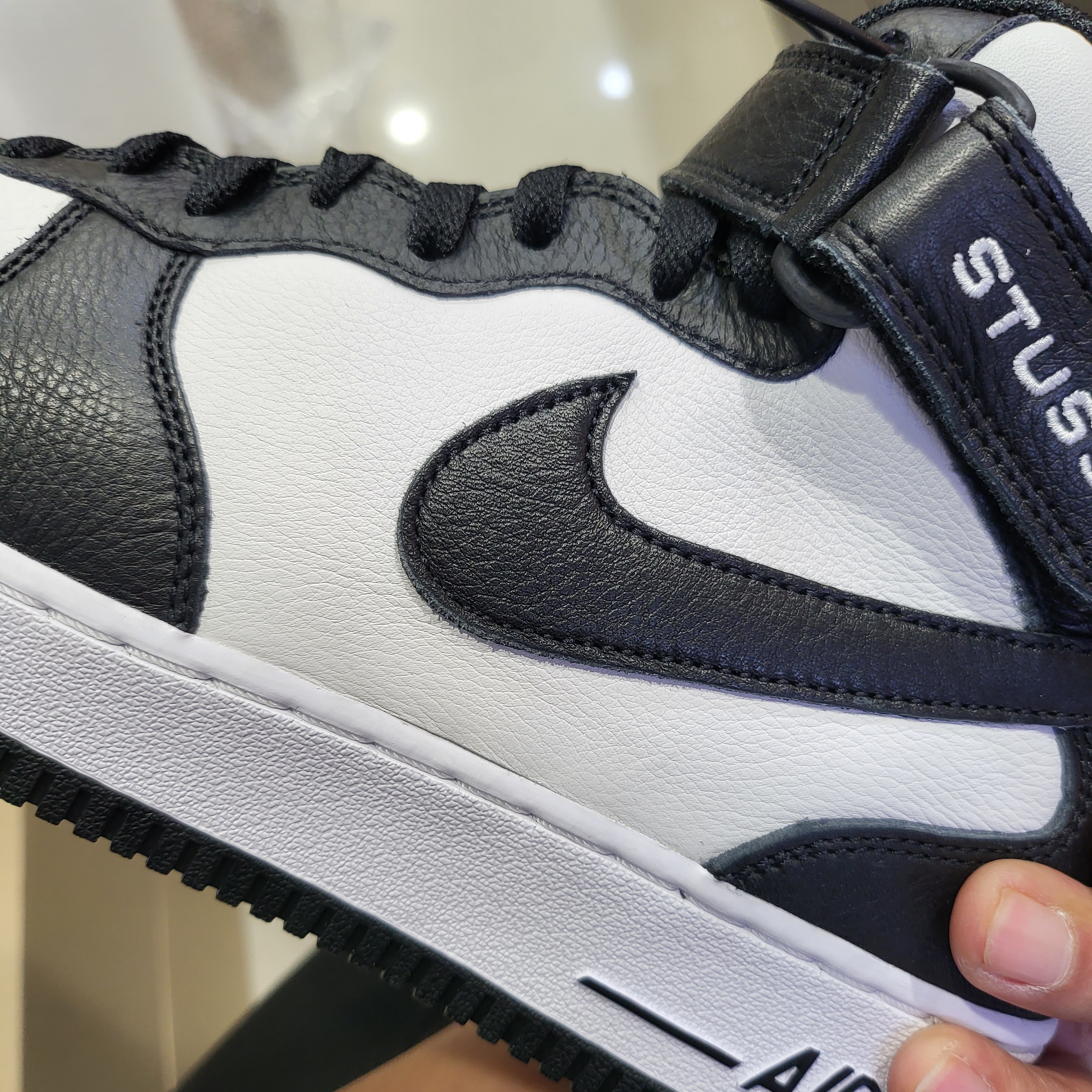 Nike x Stussy Air Force 1 '07 Mid SP Black and Light Bone 착용 스타일 - 4