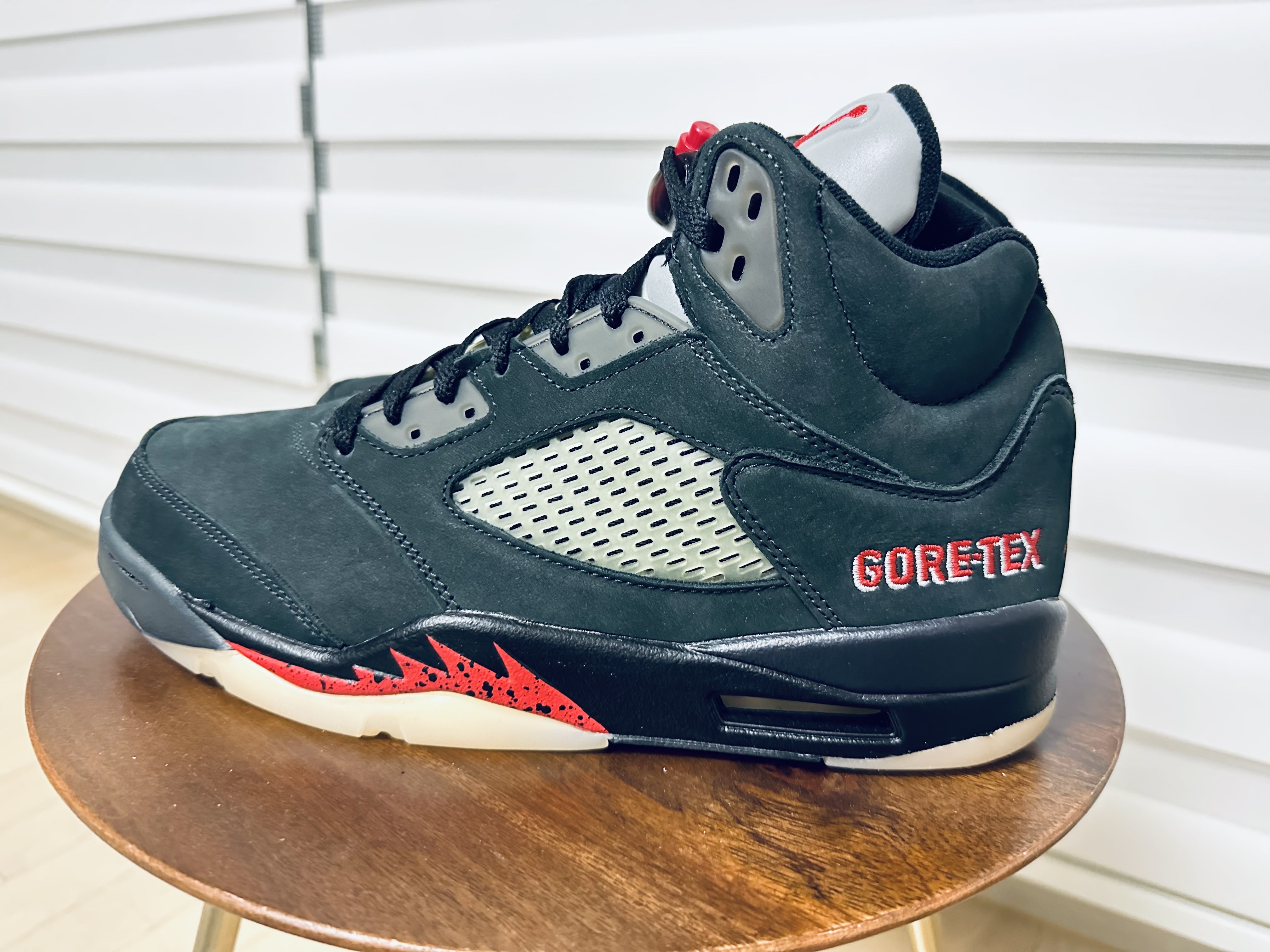 (W) Jordan 5 Retro Gore-Tex Off Noir Fire Red 착용 스타일 - 1