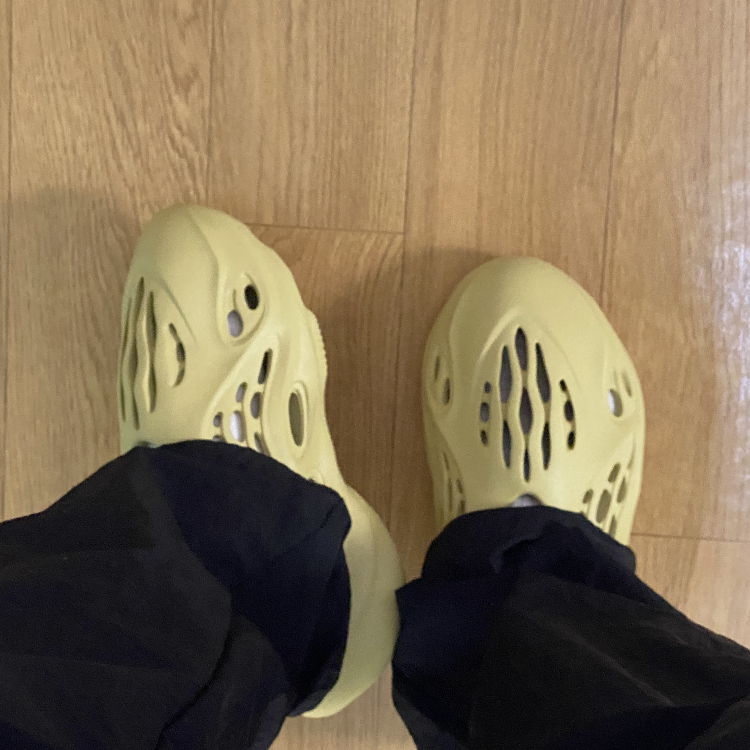 Adidas Yeezy Foam RNNR Sulfur 착용 스타일 - 1