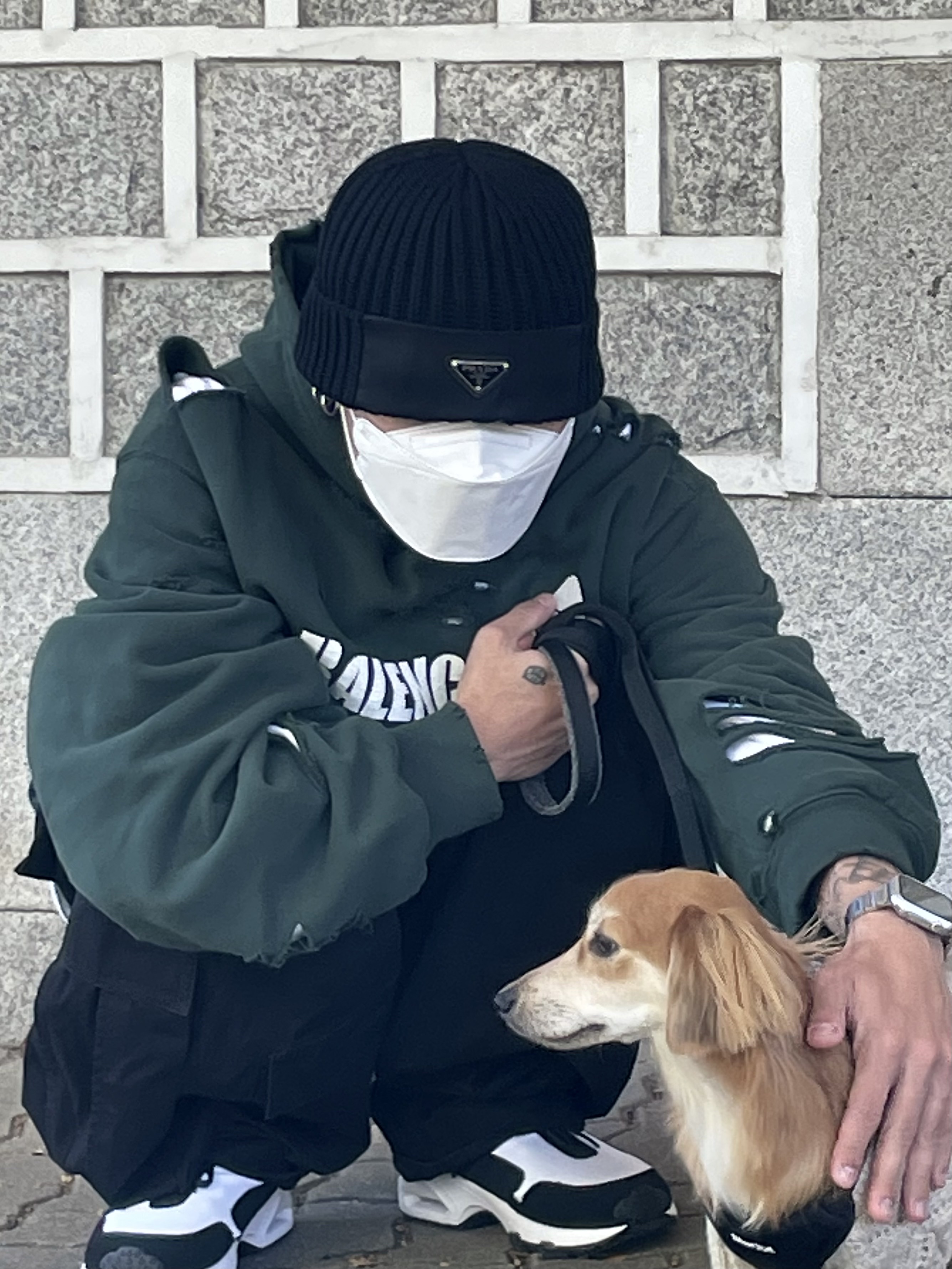 Balenciaga Destroyed Hoodie Black White, Prada Re-Nylon Gabardine and Wool Beanie Black 착용 스타일 - 2