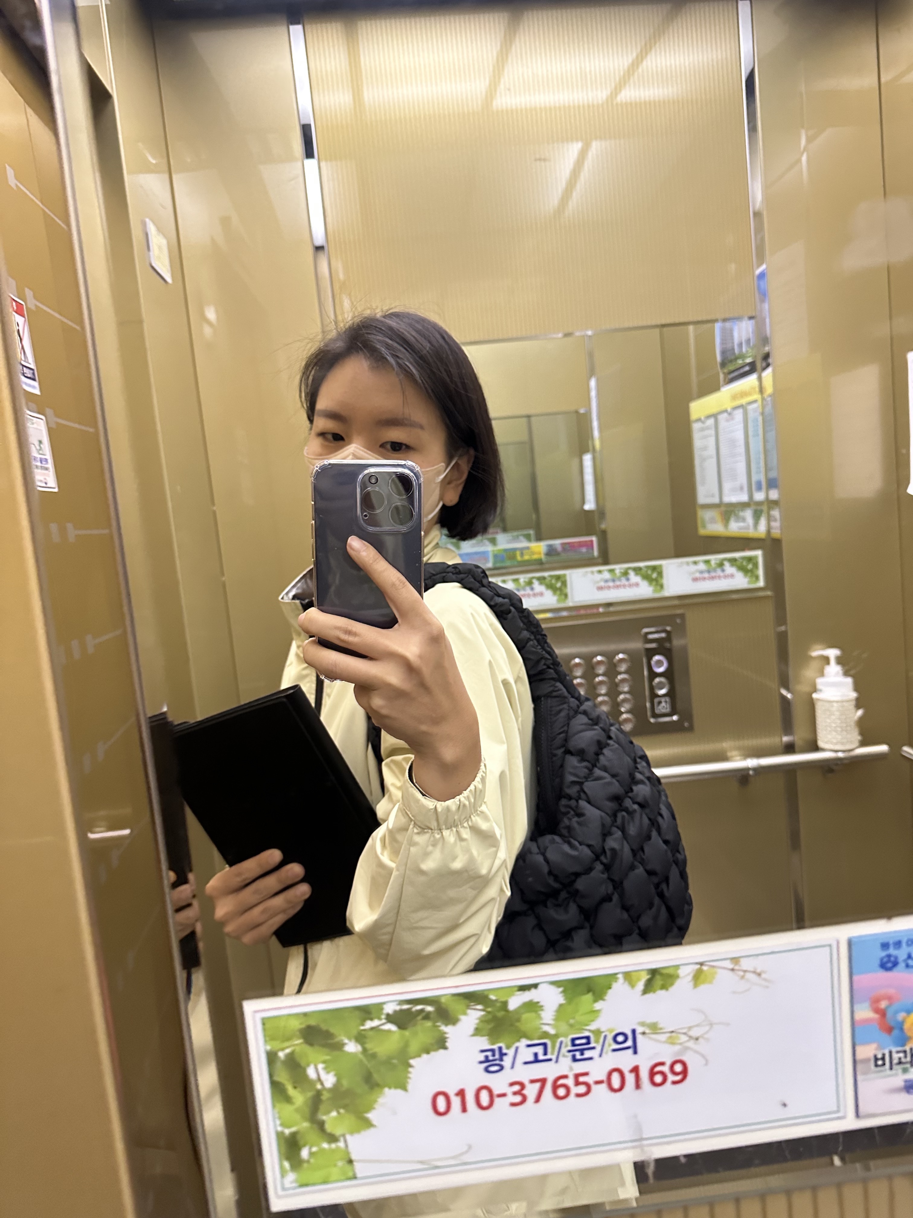 COS Quilted Mini Bag Black 착용 스타일 - 1