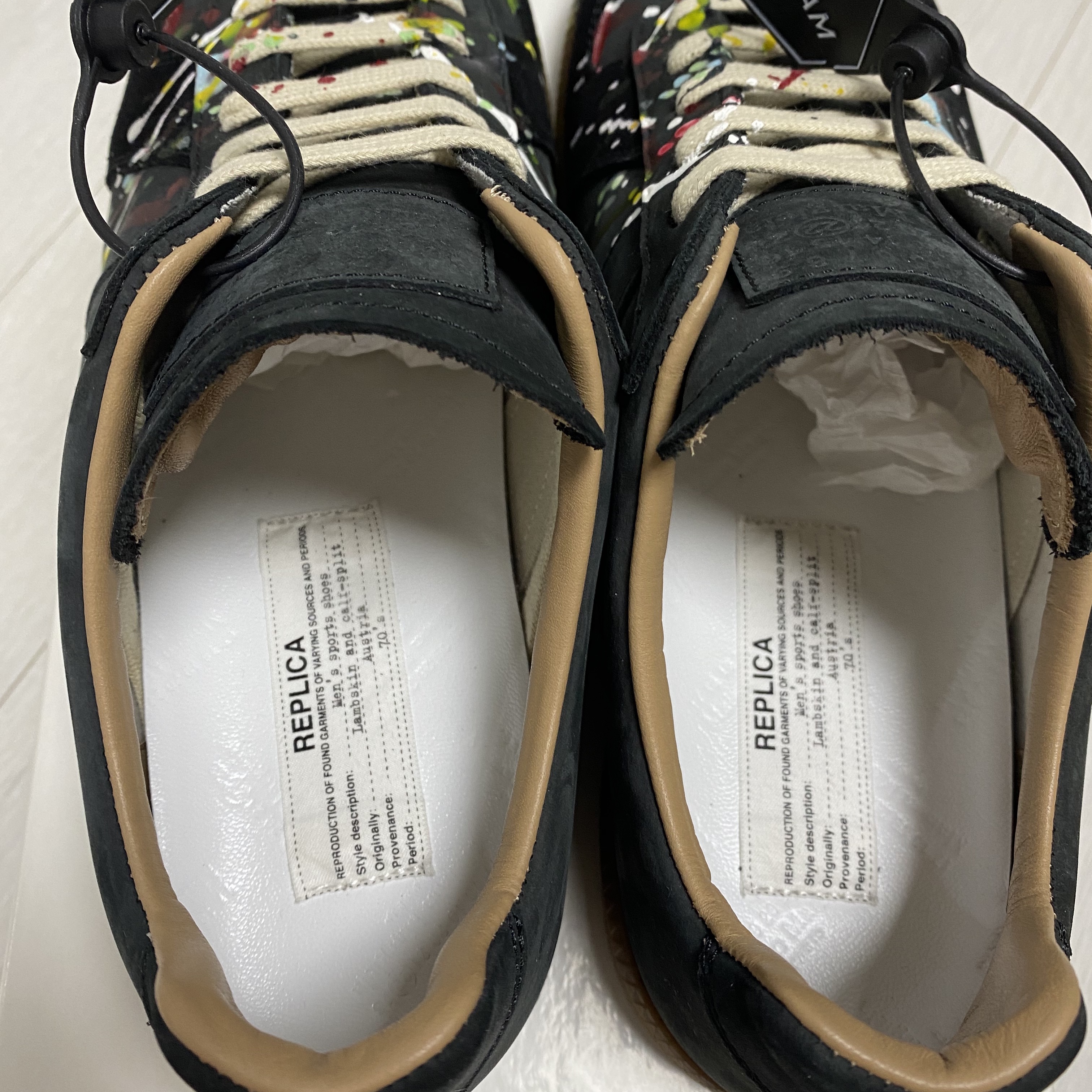 Maison Margiela Replica Paint Drop Sneakers Black 착용 스타일 - 3