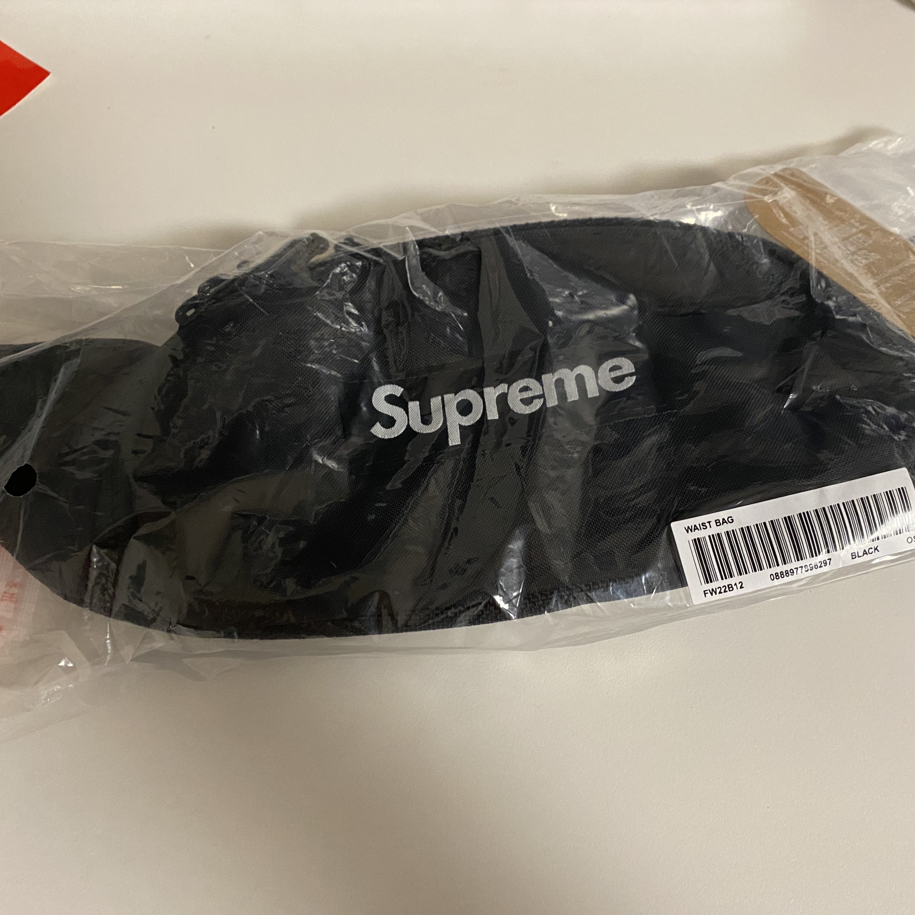 Supreme Shoulder Bag Black - 22FW, Supreme Small Waist Bag Black - 22FW 착용 스타일 - 2