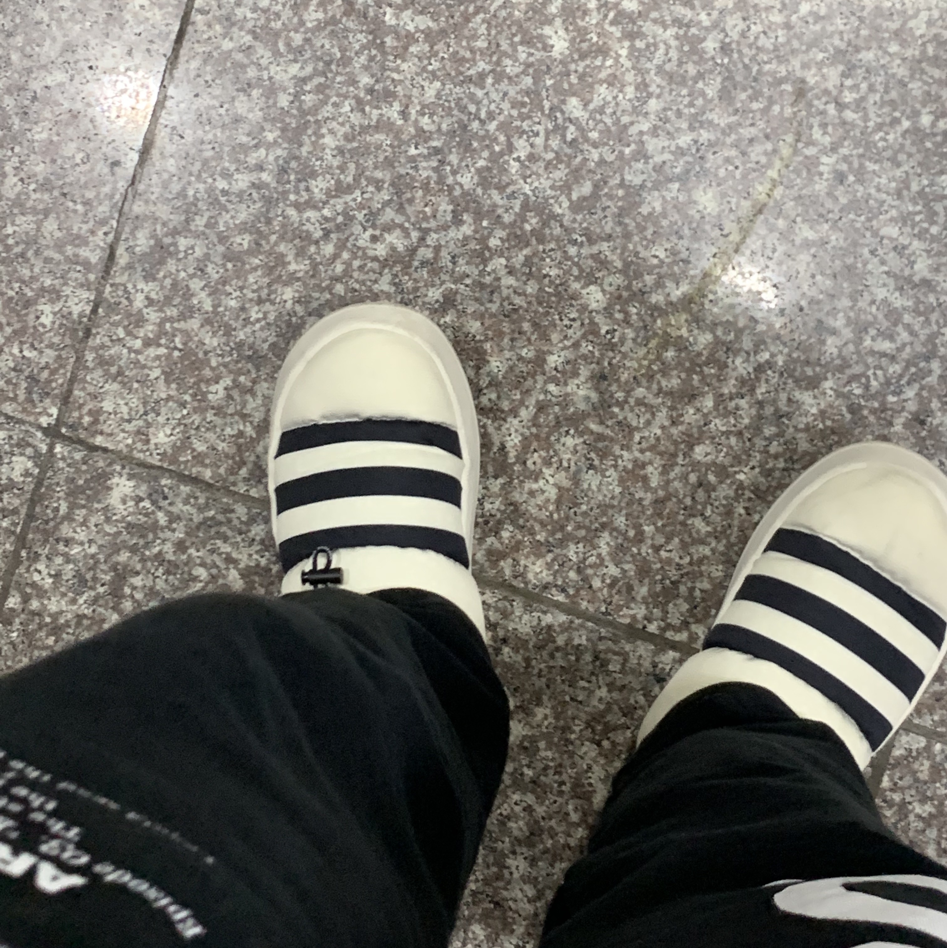 Adidas Puffylette Off White 착용 스타일