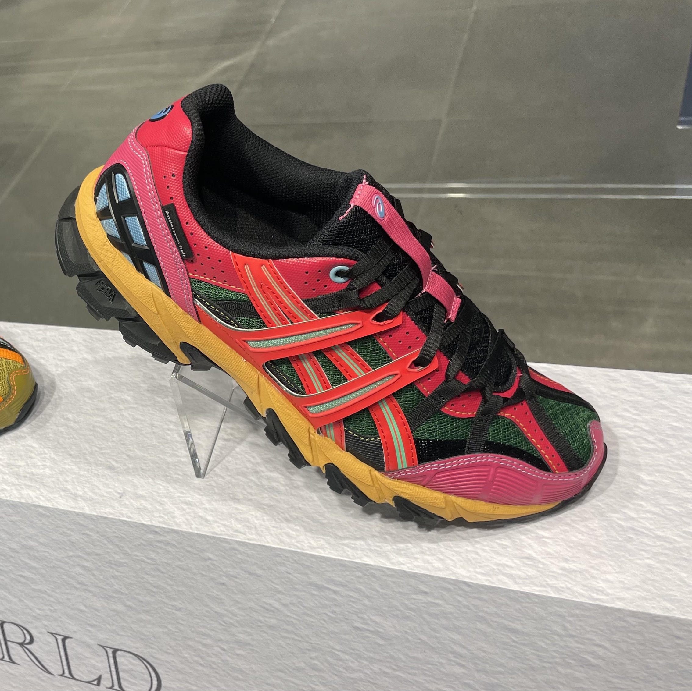 Asics x Andersson Bell Gel-Sonoma 15-50 Black Green, Asics x Andersson Bell Gel-Sonoma 15-50 Bright Rose Evergreen 착용 스타일 - 2