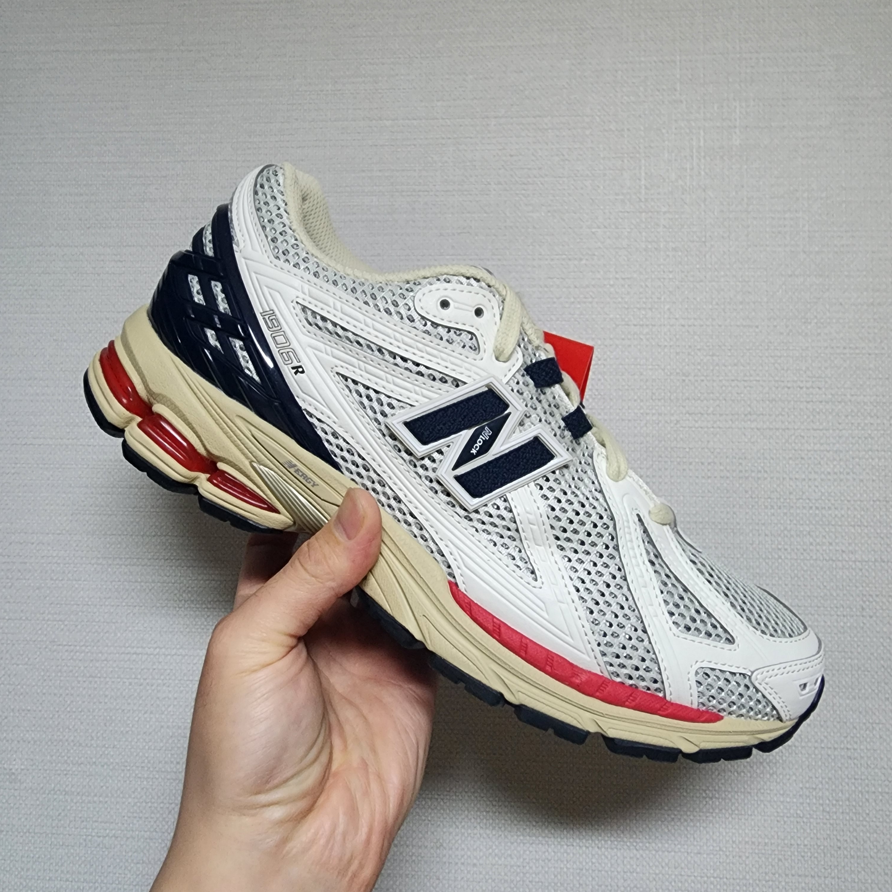 New Balance 1906R Black Red 착용 스타일 - 2