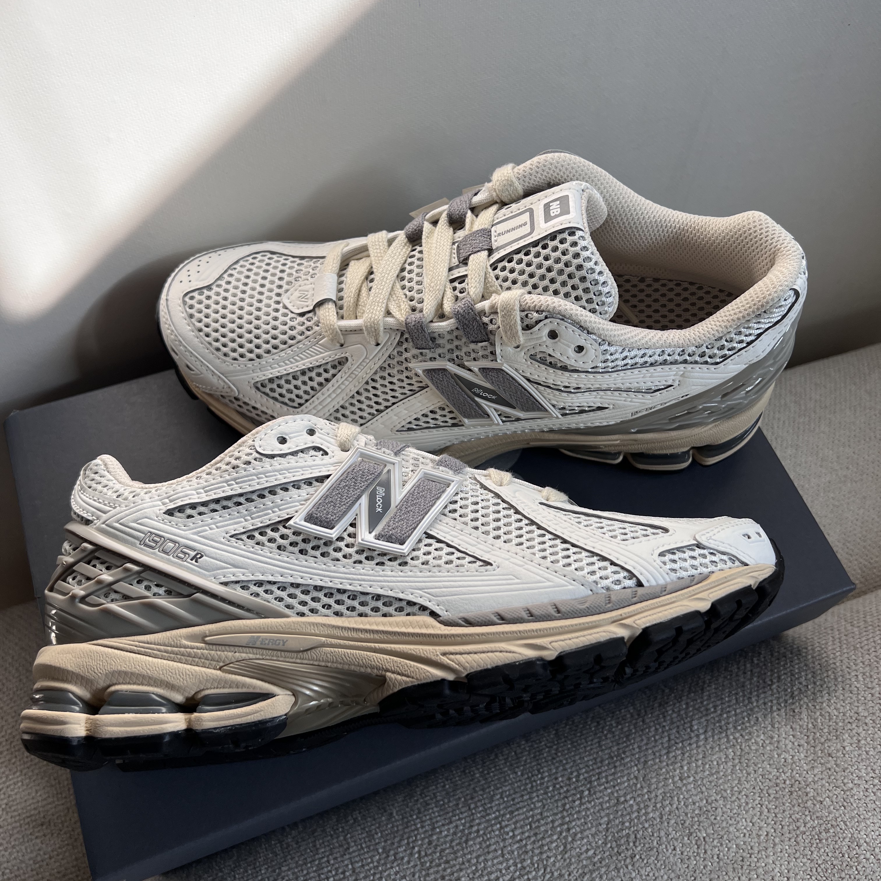 New Balance 1906R White Gray 착용 스타일 - 1