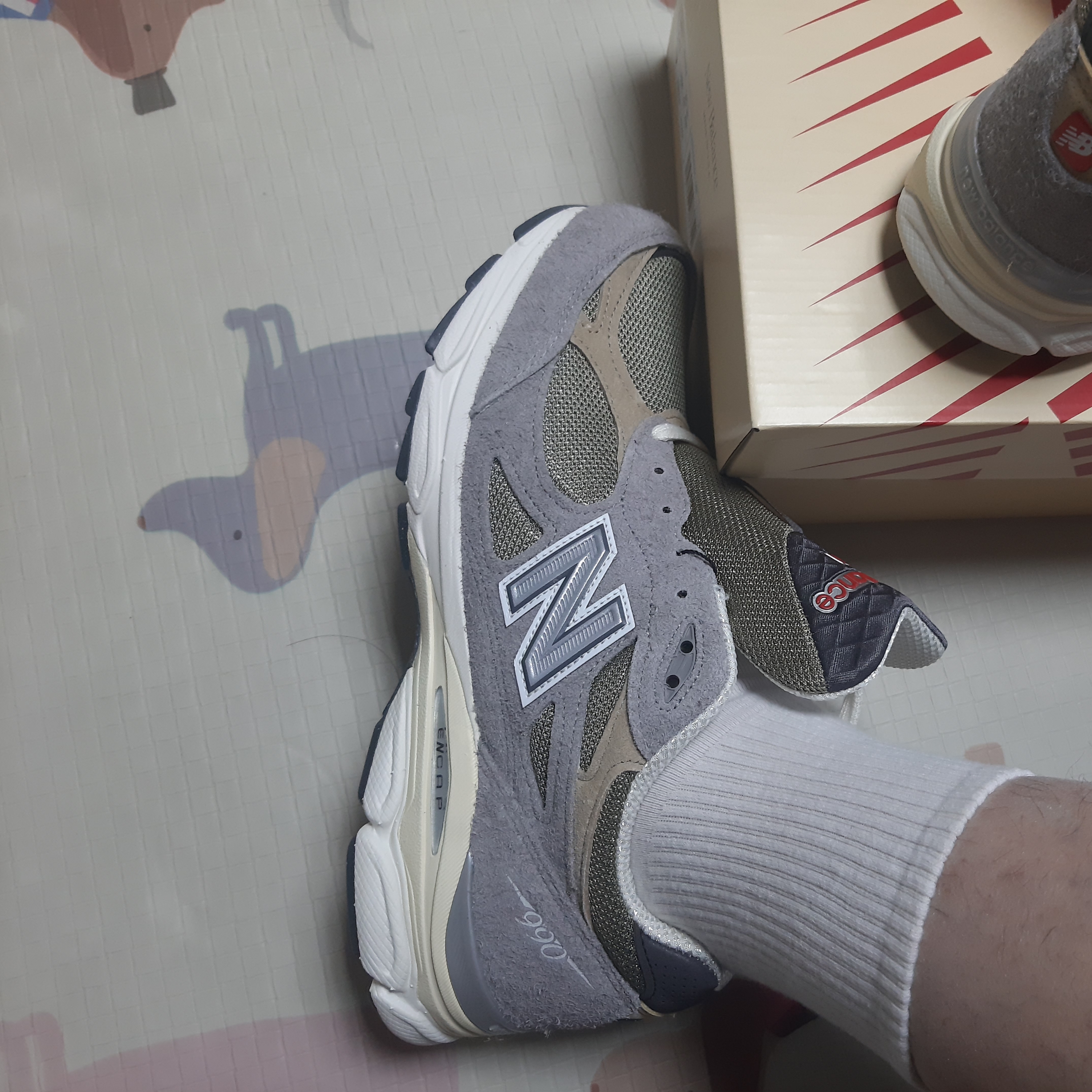 New Balance 990v3 Made in USA Marblehead Incense 착용 스타일 - 4