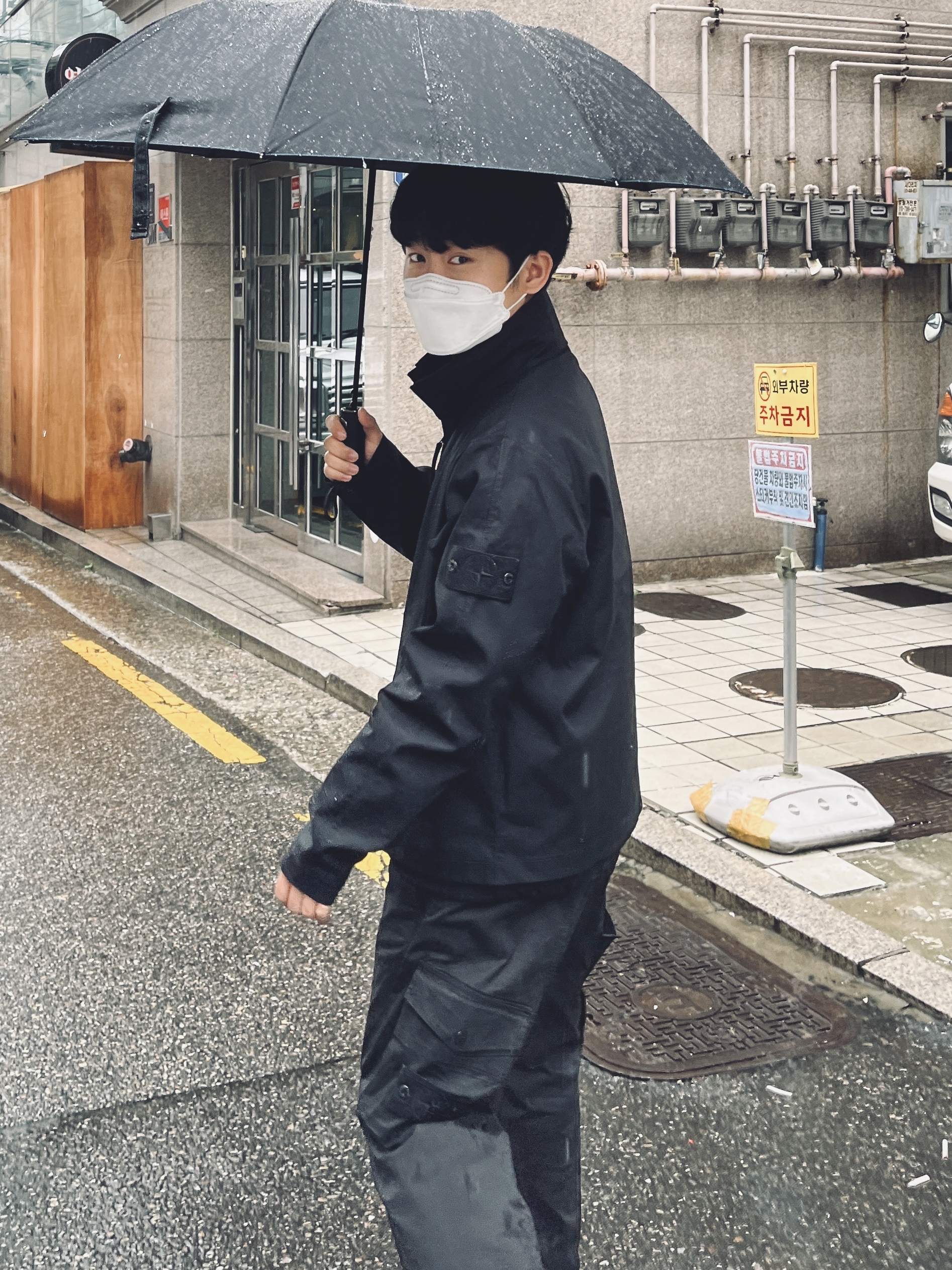 Stone Island 422F1 Ghost Piece Mac Supima 2L Jacket Black - 22SS, Stone Island 310F2 Ghost Piece Cargo Pants Black - 20SS 착용 스타일 - 1