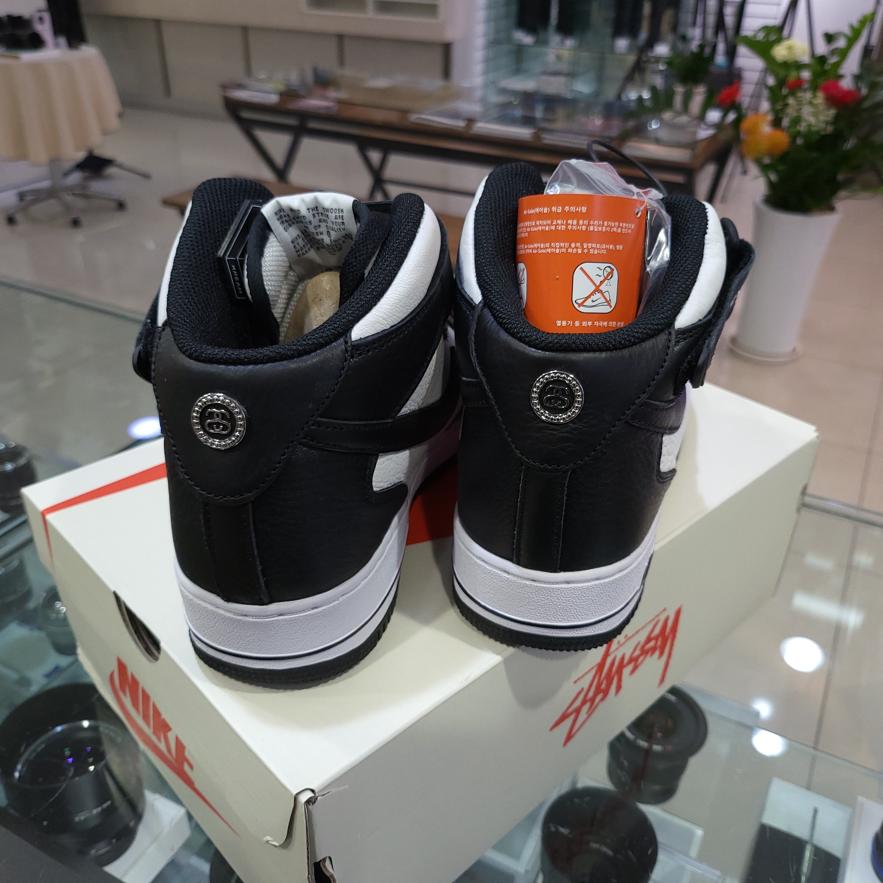 Nike x Stussy Air Force 1 '07 Mid SP Black and Light Bone 착용 스타일 - 2