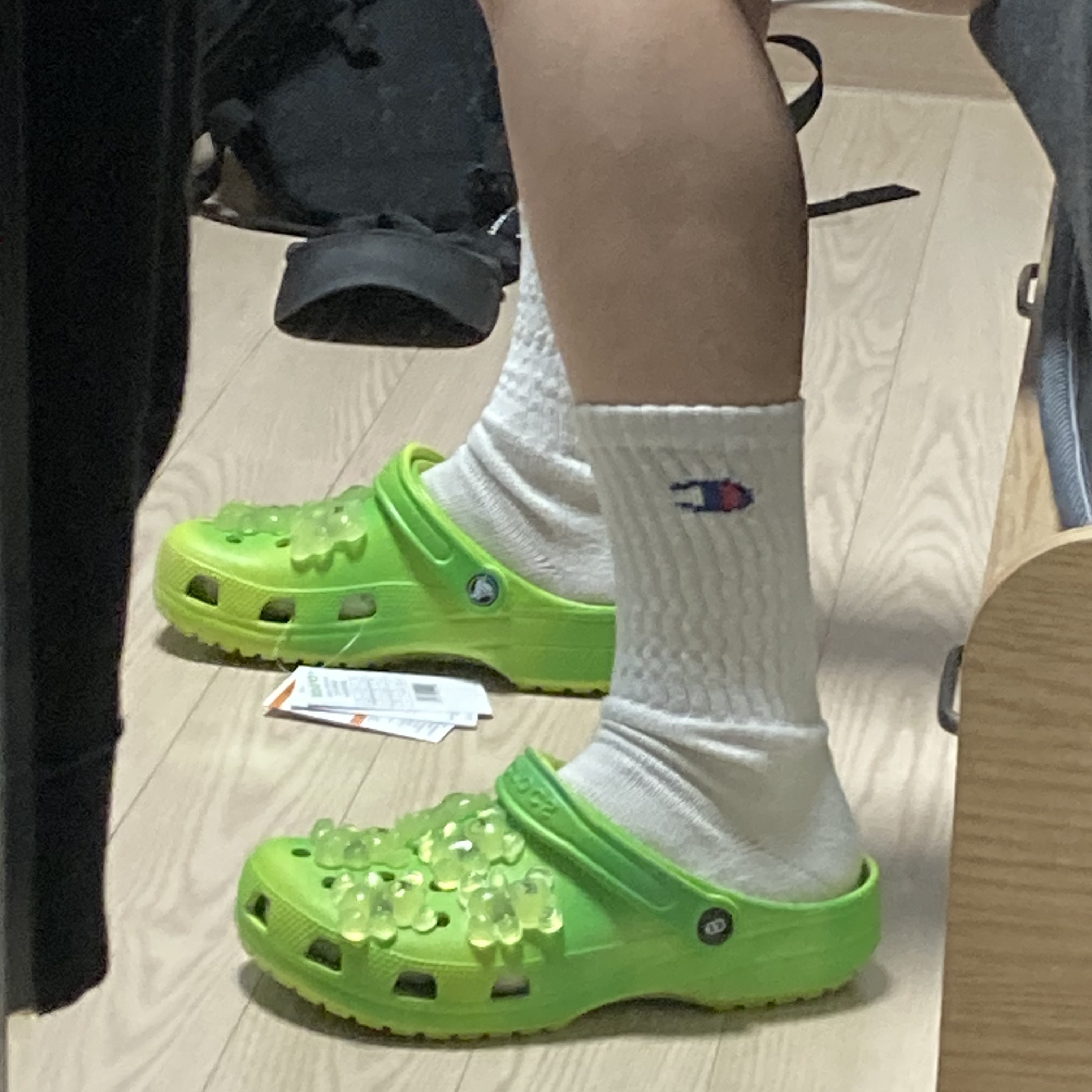 Crocs x Lazy Oaf Classic Clog Frosted Alien Green 착용 스타일 - 1