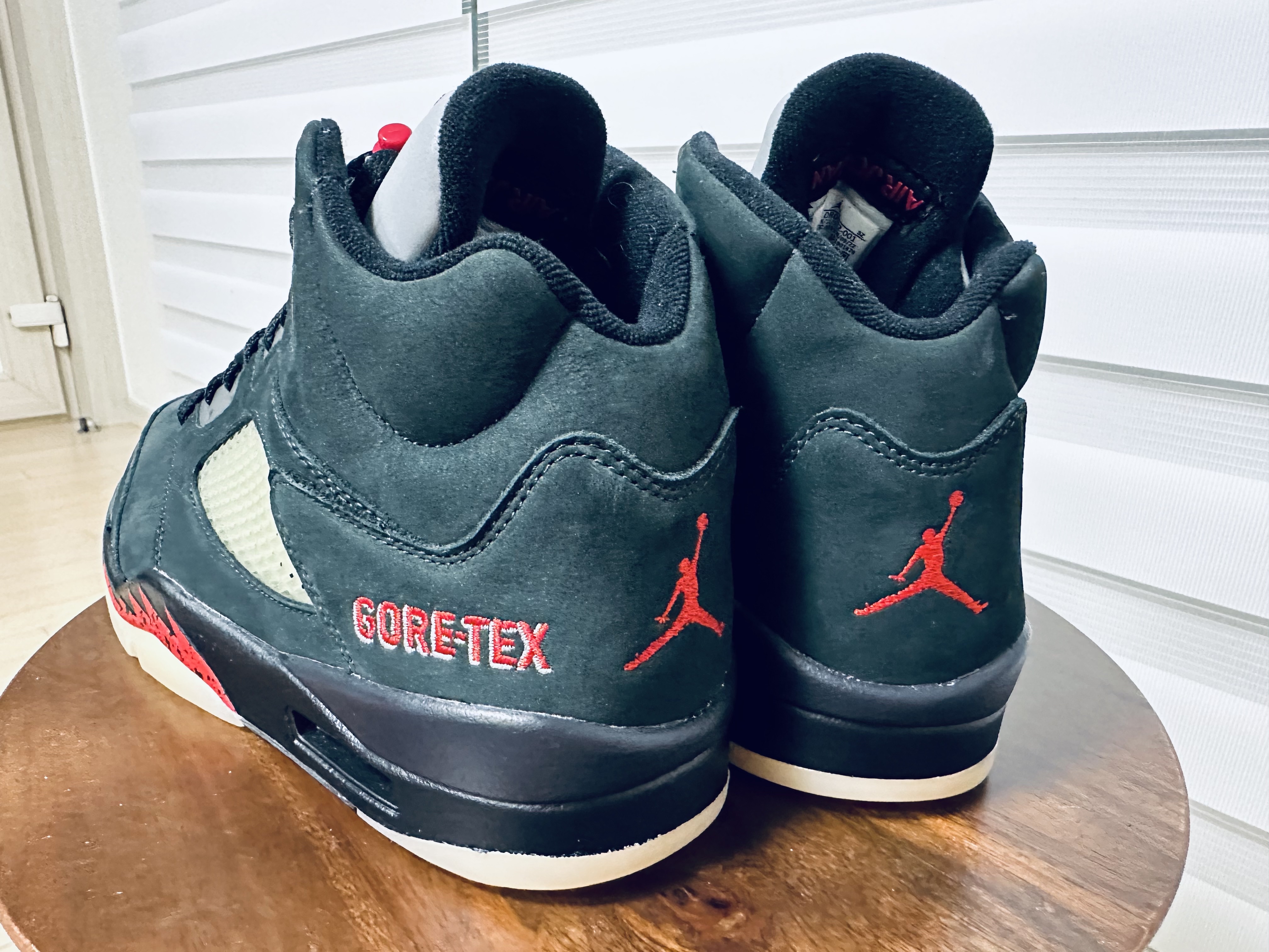 (W) Jordan 5 Retro Gore-Tex Off Noir Fire Red 착용 스타일 - 2
