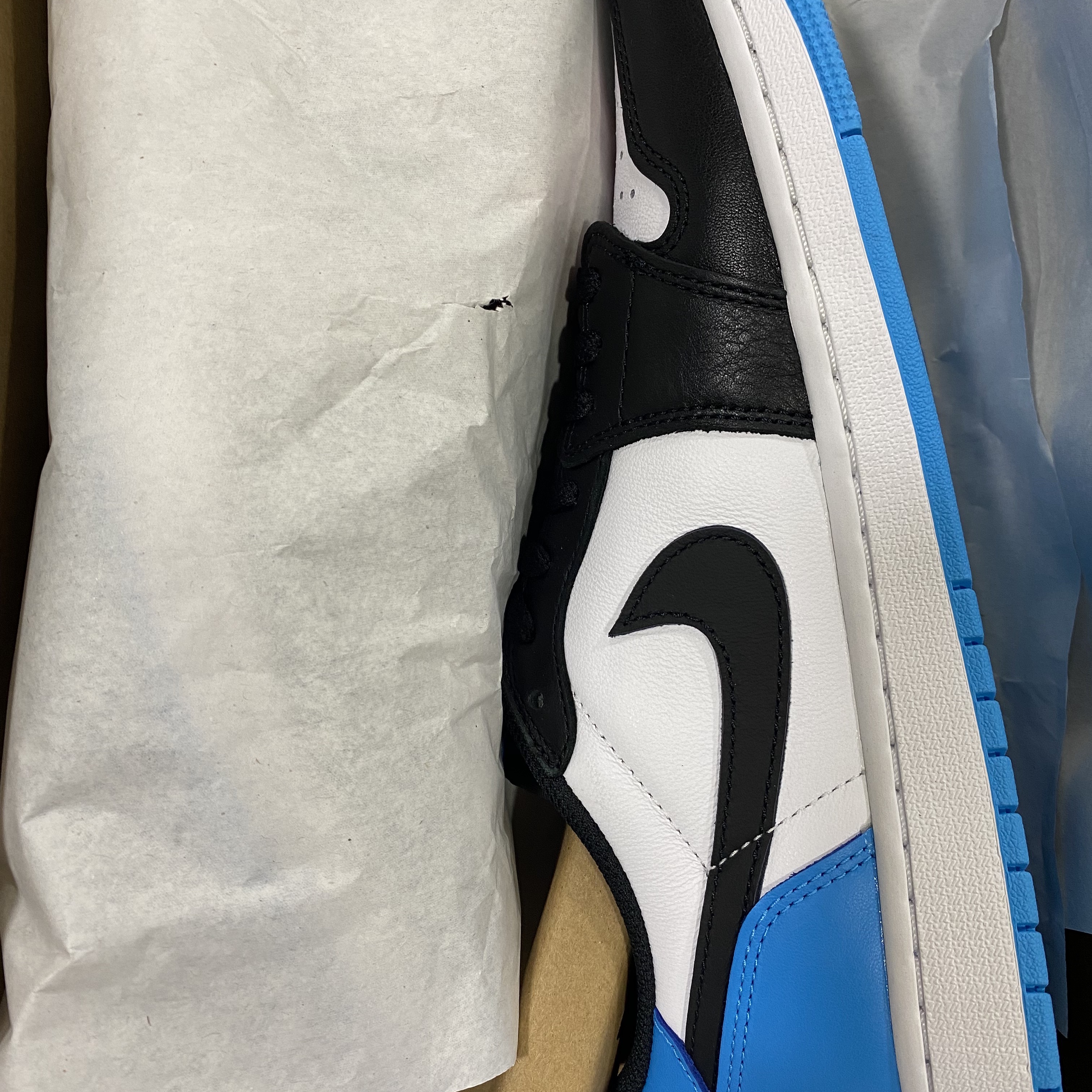 Jordan 1 Retro Low OG Black and Dark Powder Blue 착용 스타일