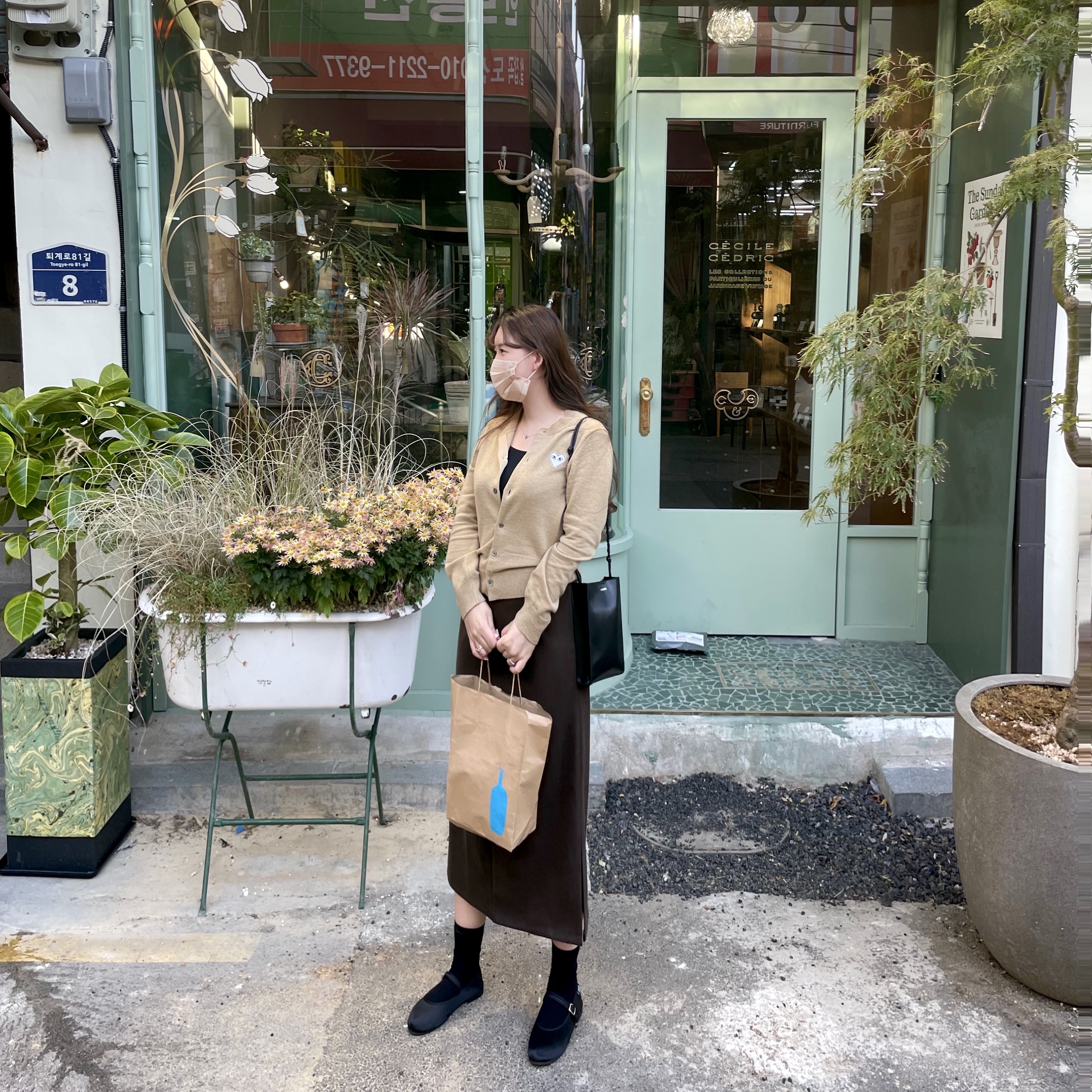 Play Comme des Garcons White Heart Knit Cardigan Camel, Jil Sander Tangle Small Black 착용 스타일 - 3