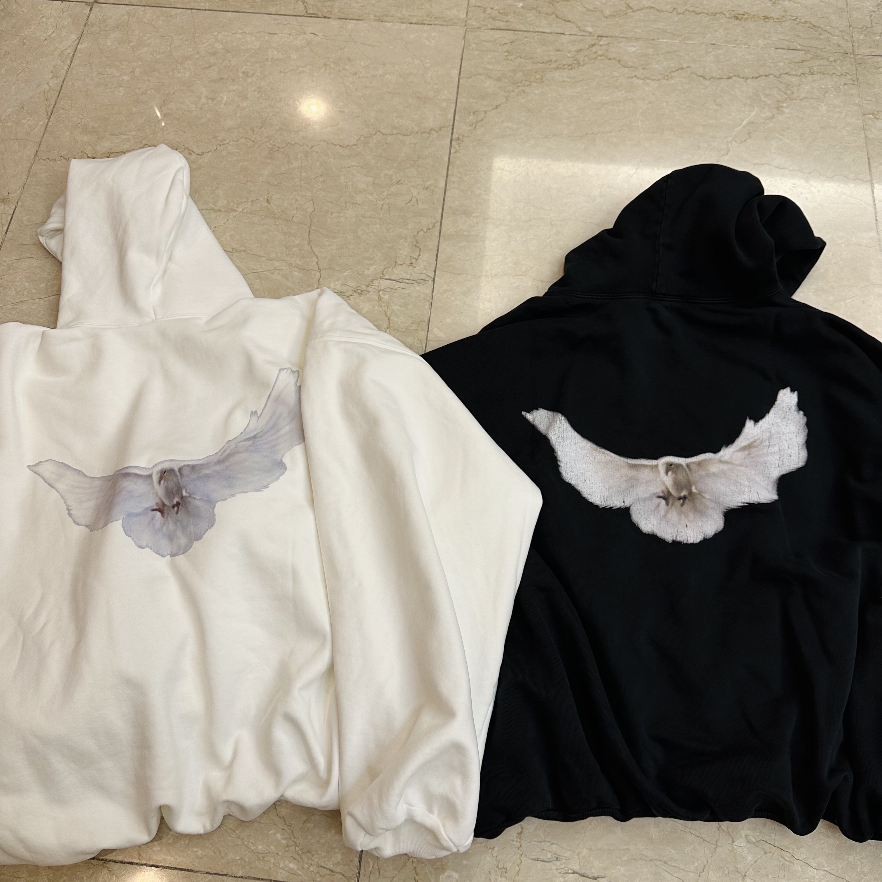 Yeezy Gap Engineered By Balenciaga Dove Hoodie Washed Black, Yeezy Gap Engineered By Balenciaga Dove Hoodie White 착용 스타일 - 2