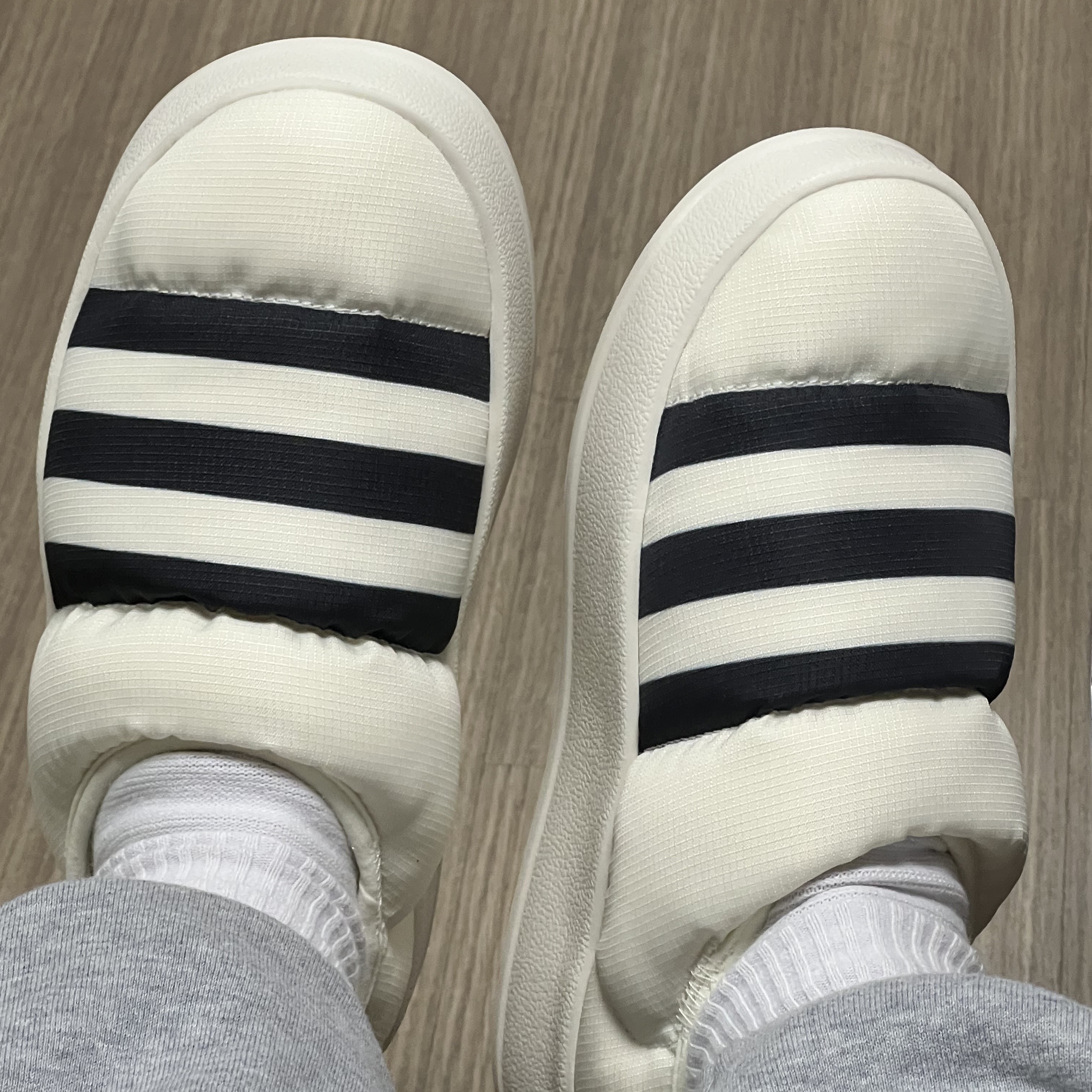 Adidas Puffylette Off White 착용 스타일