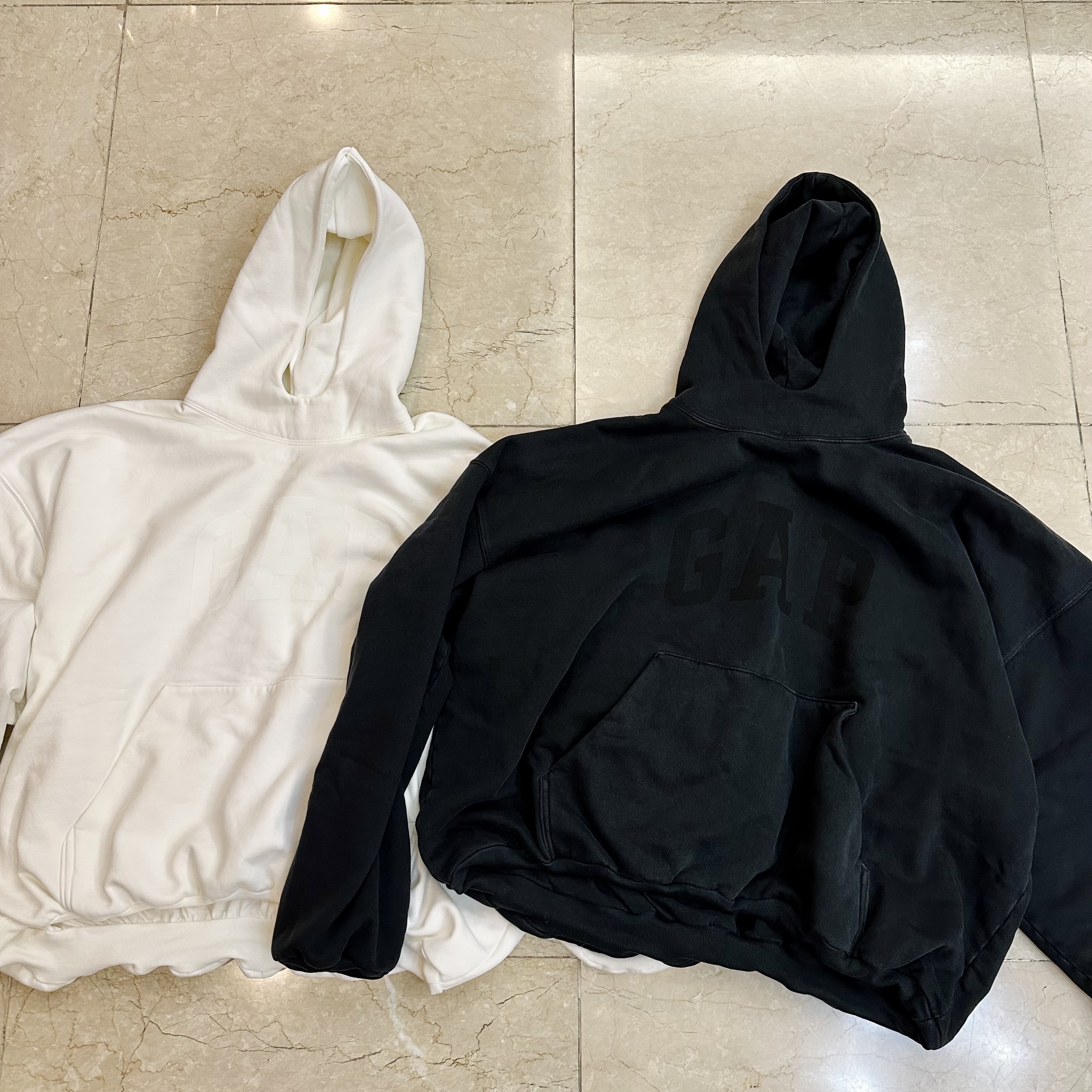 Yeezy Gap Engineered By Balenciaga Dove Hoodie Washed Black, Yeezy Gap Engineered By Balenciaga Dove Hoodie White 착용 스타일 - 1