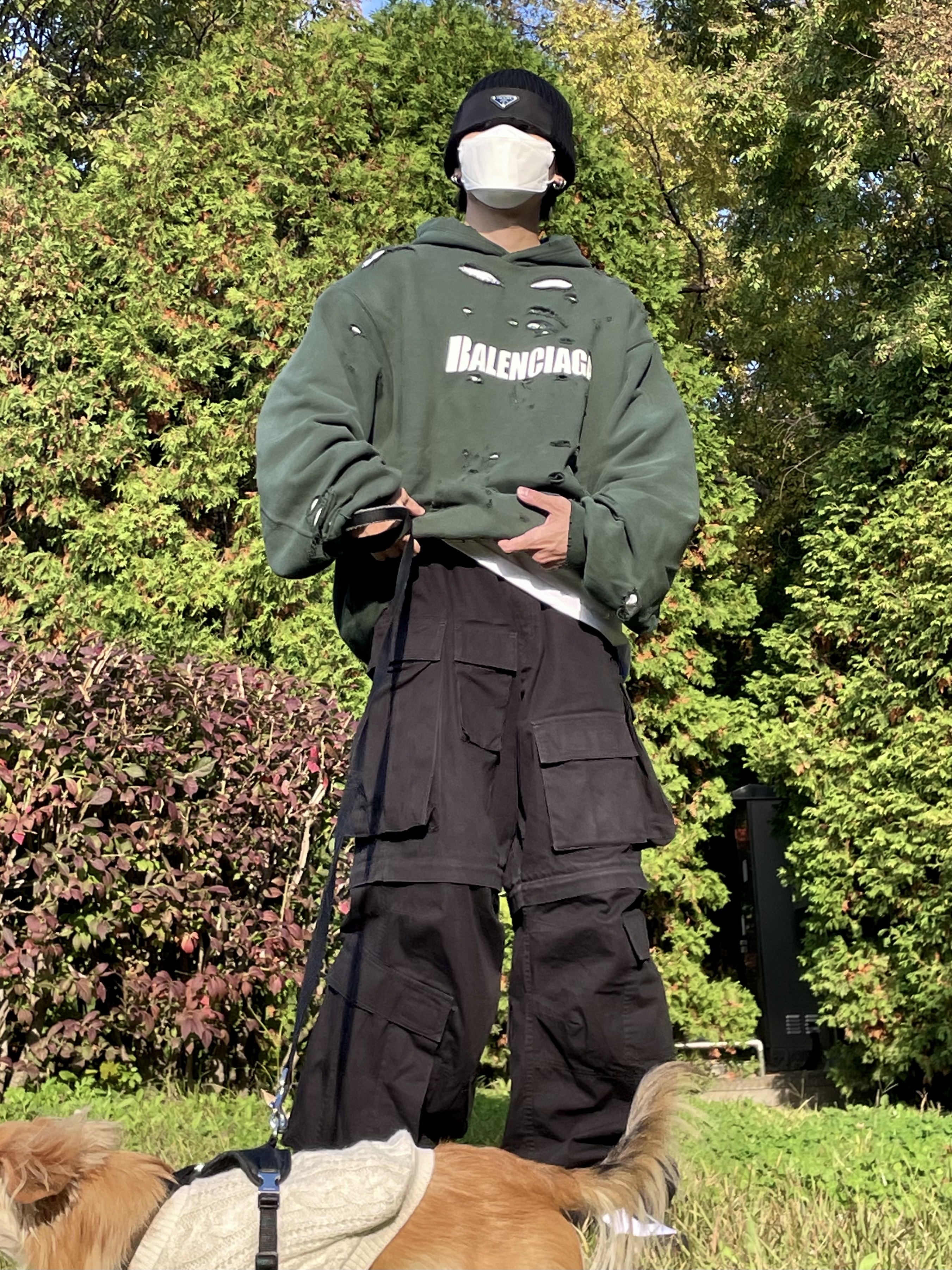 Balenciaga Destroyed Hoodie Black White, Prada Re-Nylon Gabardine and Wool Beanie Black 착용 스타일 - 3