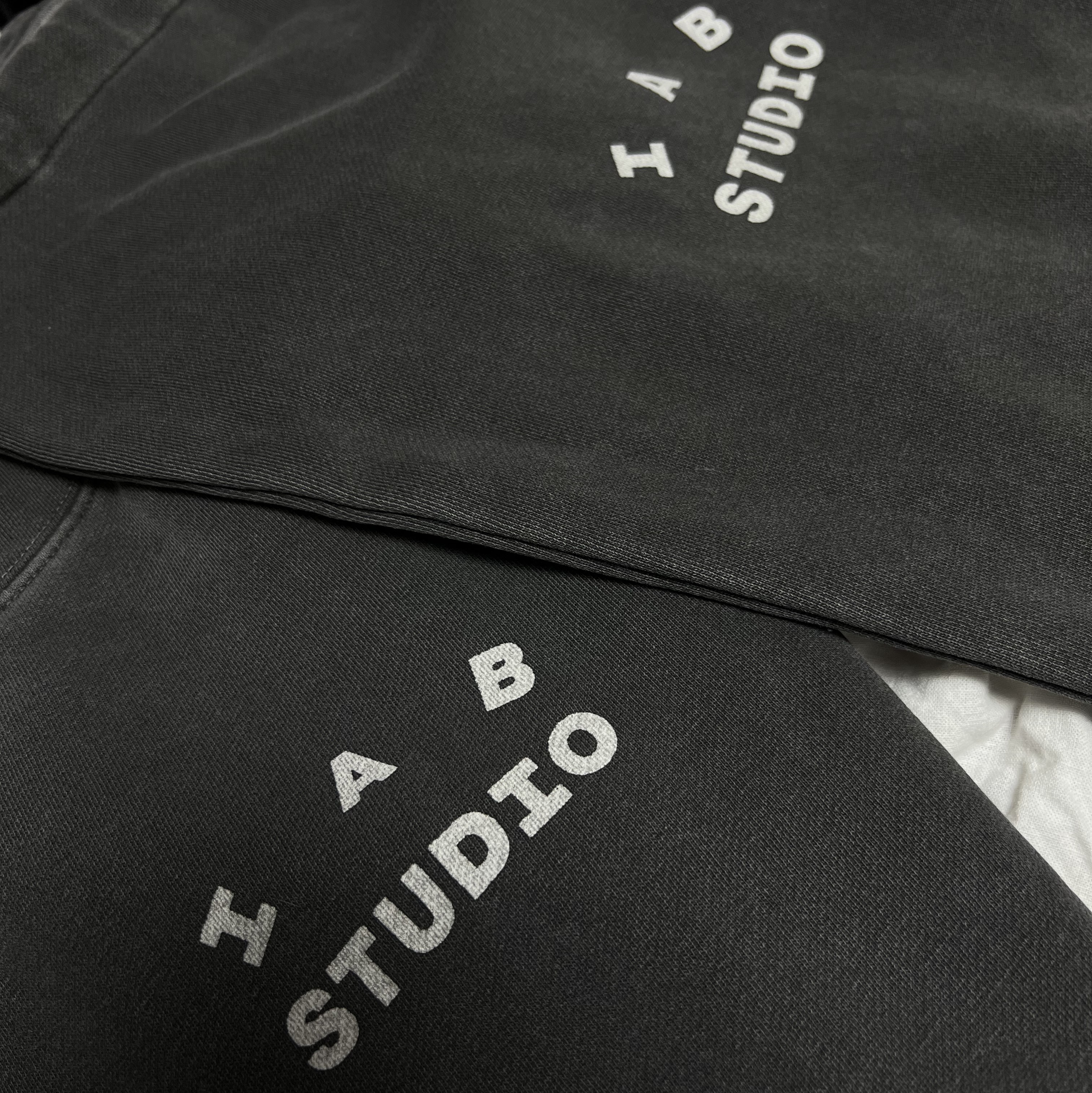IAB Studio Pigment Hoodie & Sack Black 착용 스타일