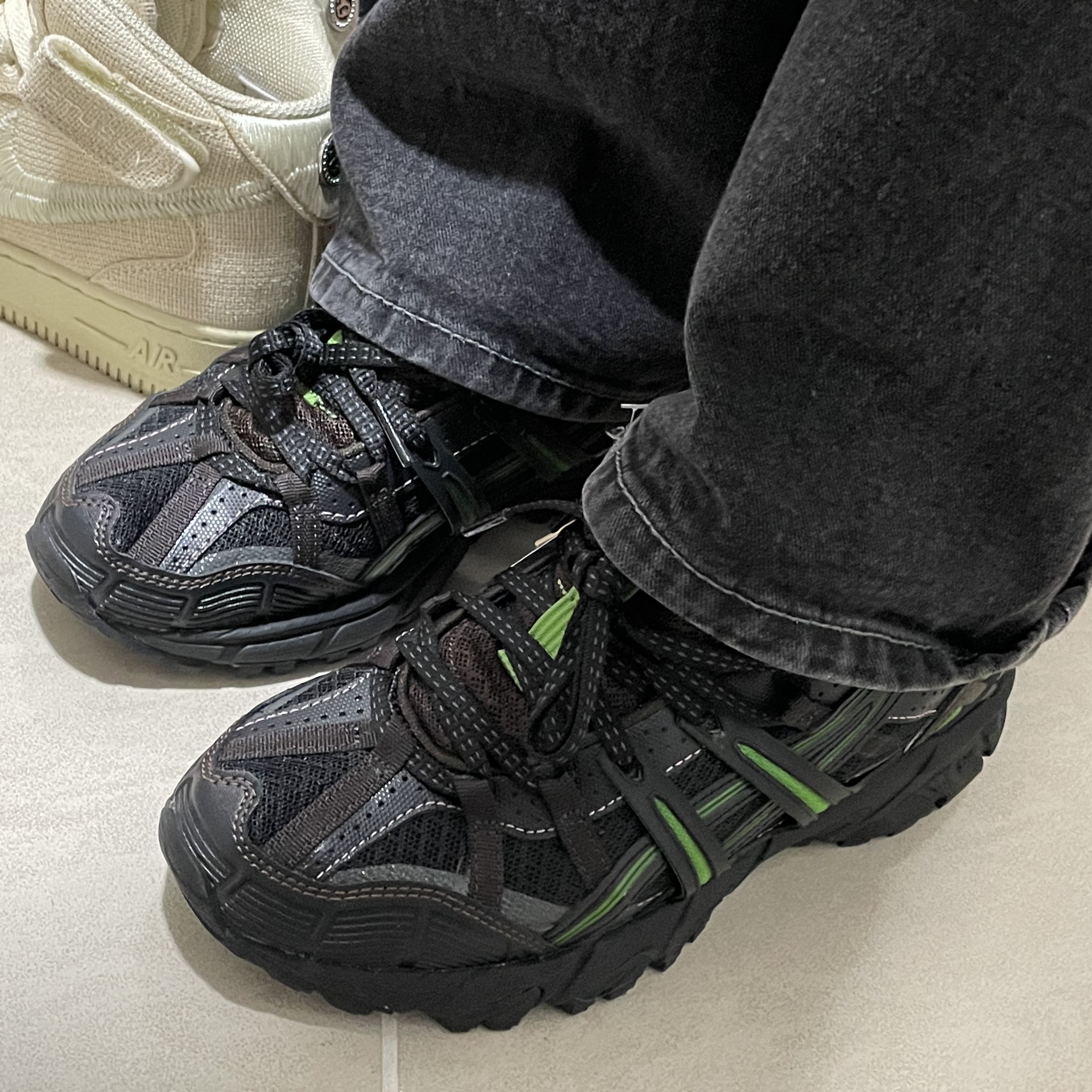 Asics x Andersson Bell Gel-Sonoma 15-50 Black Green, Nike x Stussy Air Force 1 '07 Mid SP Fossil 착용 스타일 - 1