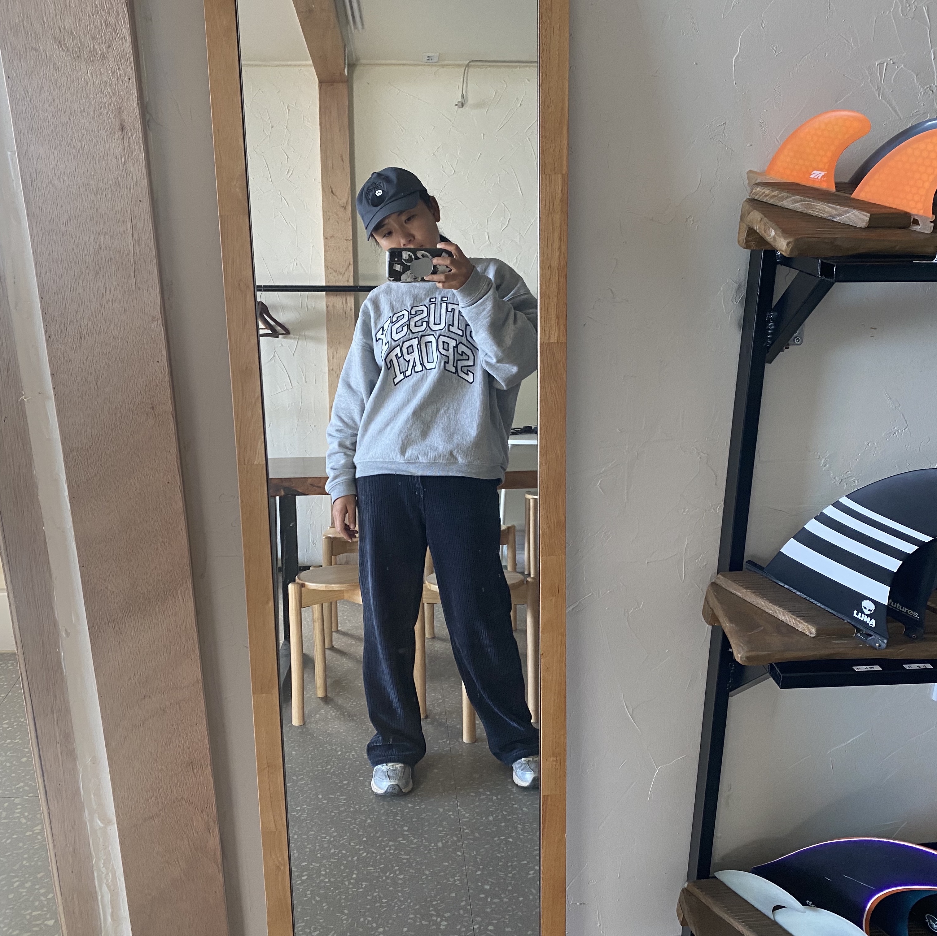Stussy Relaxed Oversized Crew Grey Heather 착용 스타일 - 2