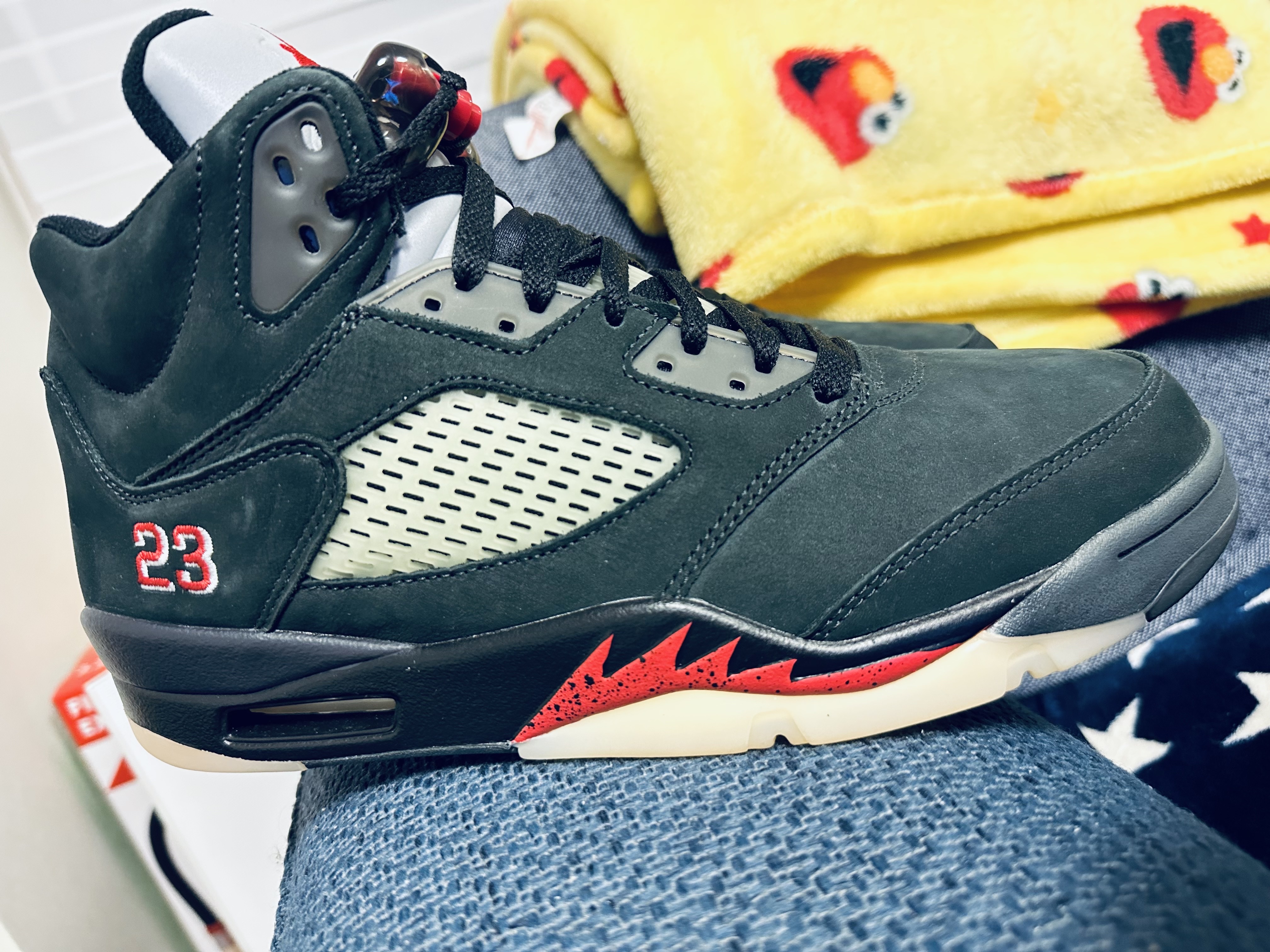 (W) Jordan 5 Retro Gore-Tex Off Noir Fire Red 착용 스타일 - 3