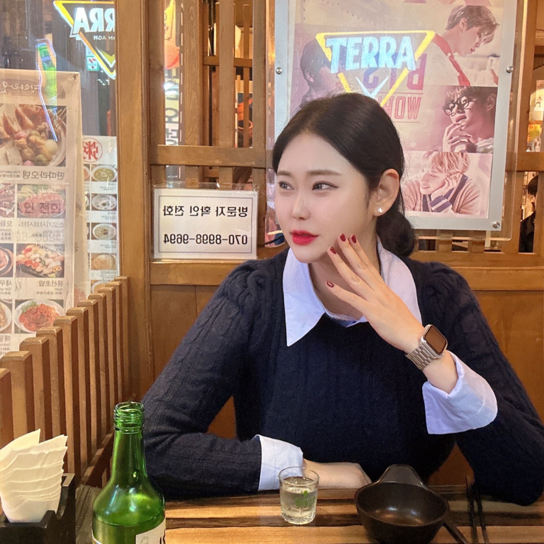 Apple Watch SE 40mm GPS Silver Aluminum Case with Sport Band White (Korean Ver.), Prada Re-Edition 2005 Re-Nylon Shoulder Bag Black 착용 스타일 - 2