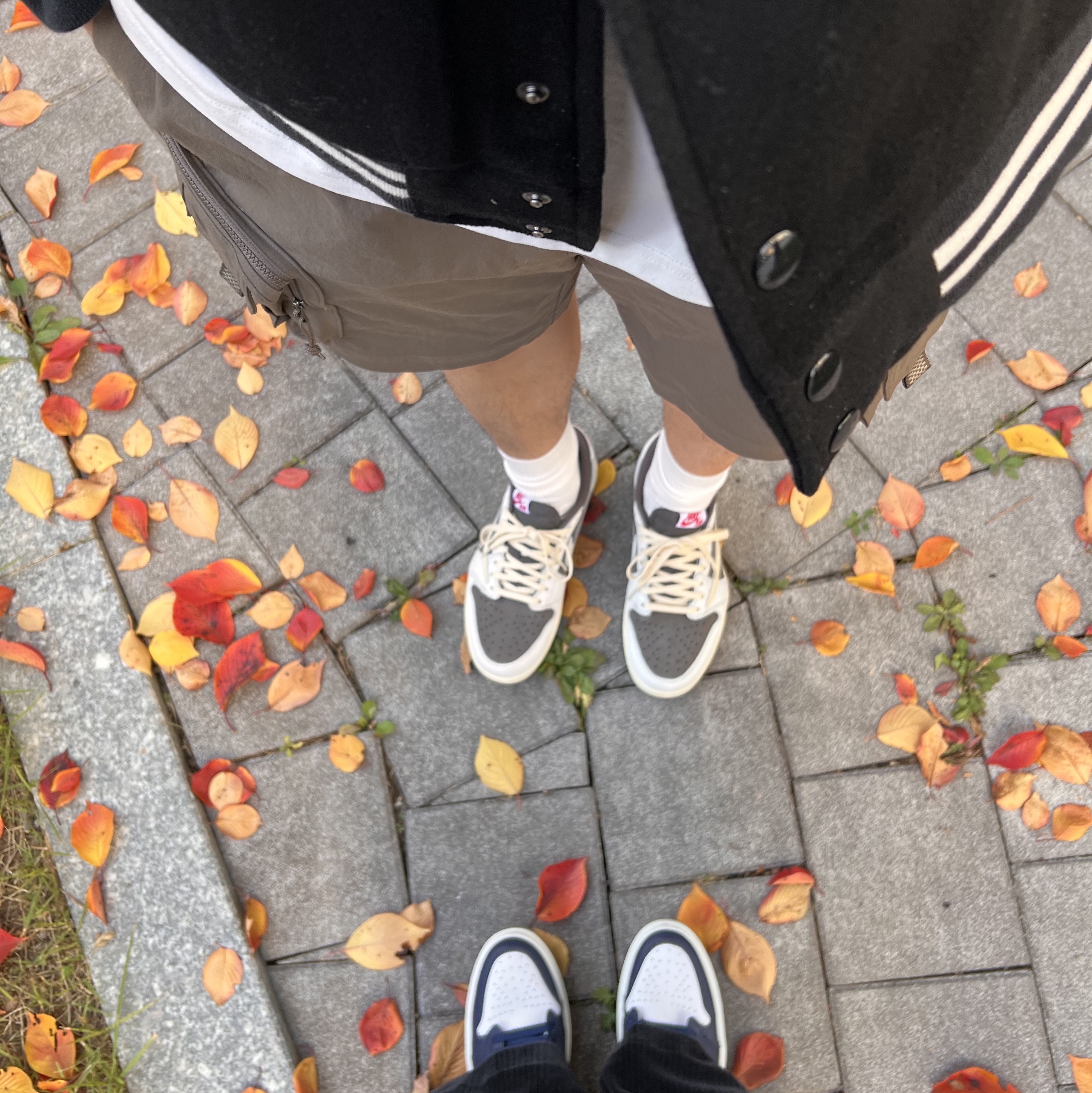 Jordan 1 x Travis Scott Retro Low OG SP Sail and Ridgerock, Nike ACG Cargo Shorts Ironstone - Asia 착용 스타일 - 2